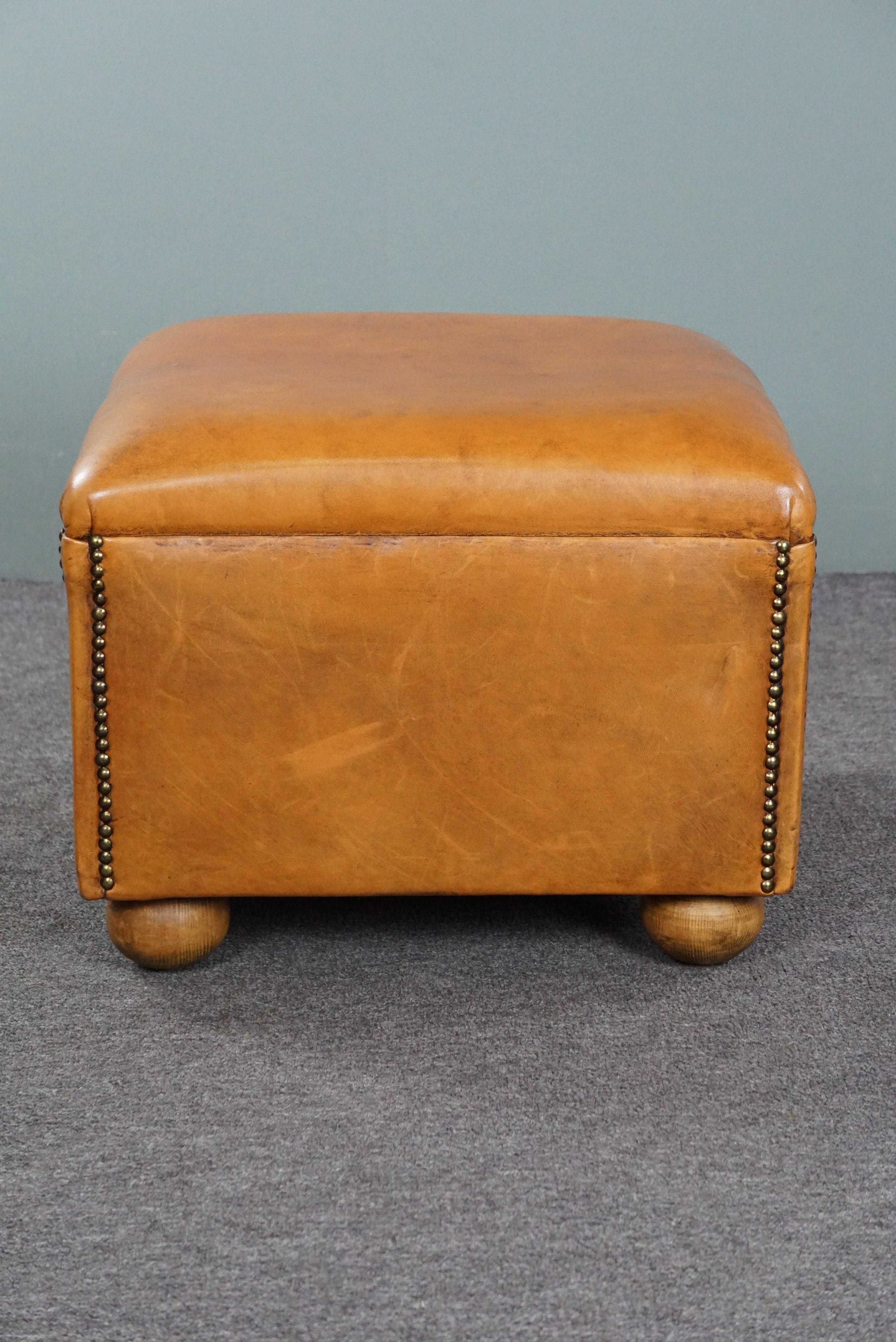 Elegant sheep leather ottoman with spherical legs In Good Condition For Sale In Harderwijk, NL