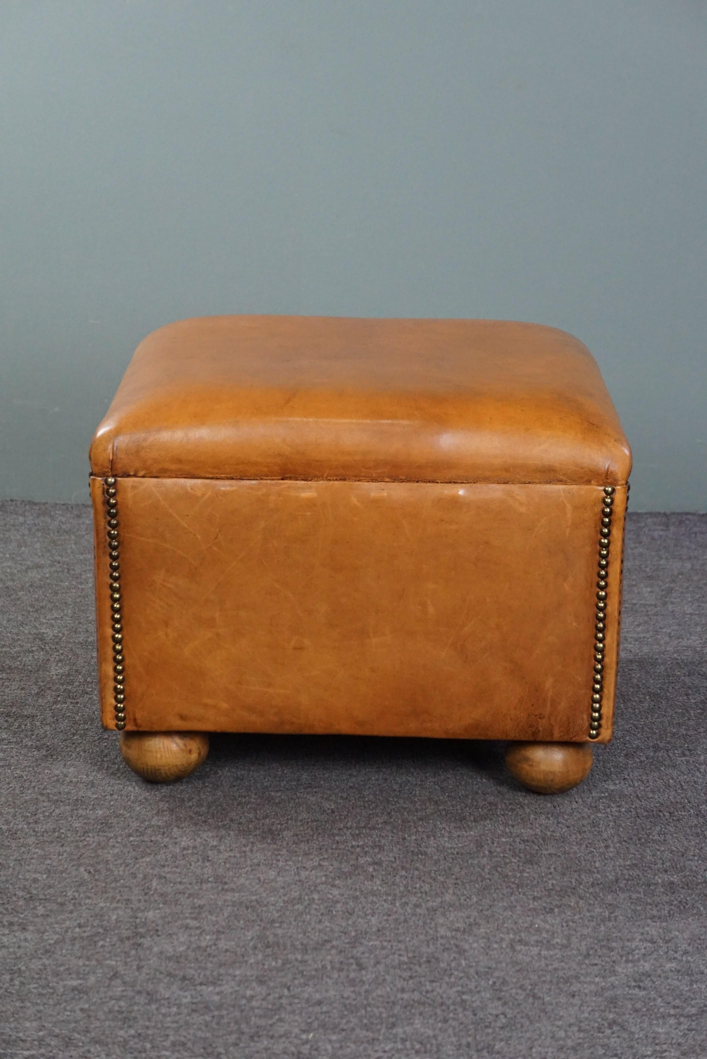 Late 20th Century Elegant sheep leather ottoman with spherical legs For Sale