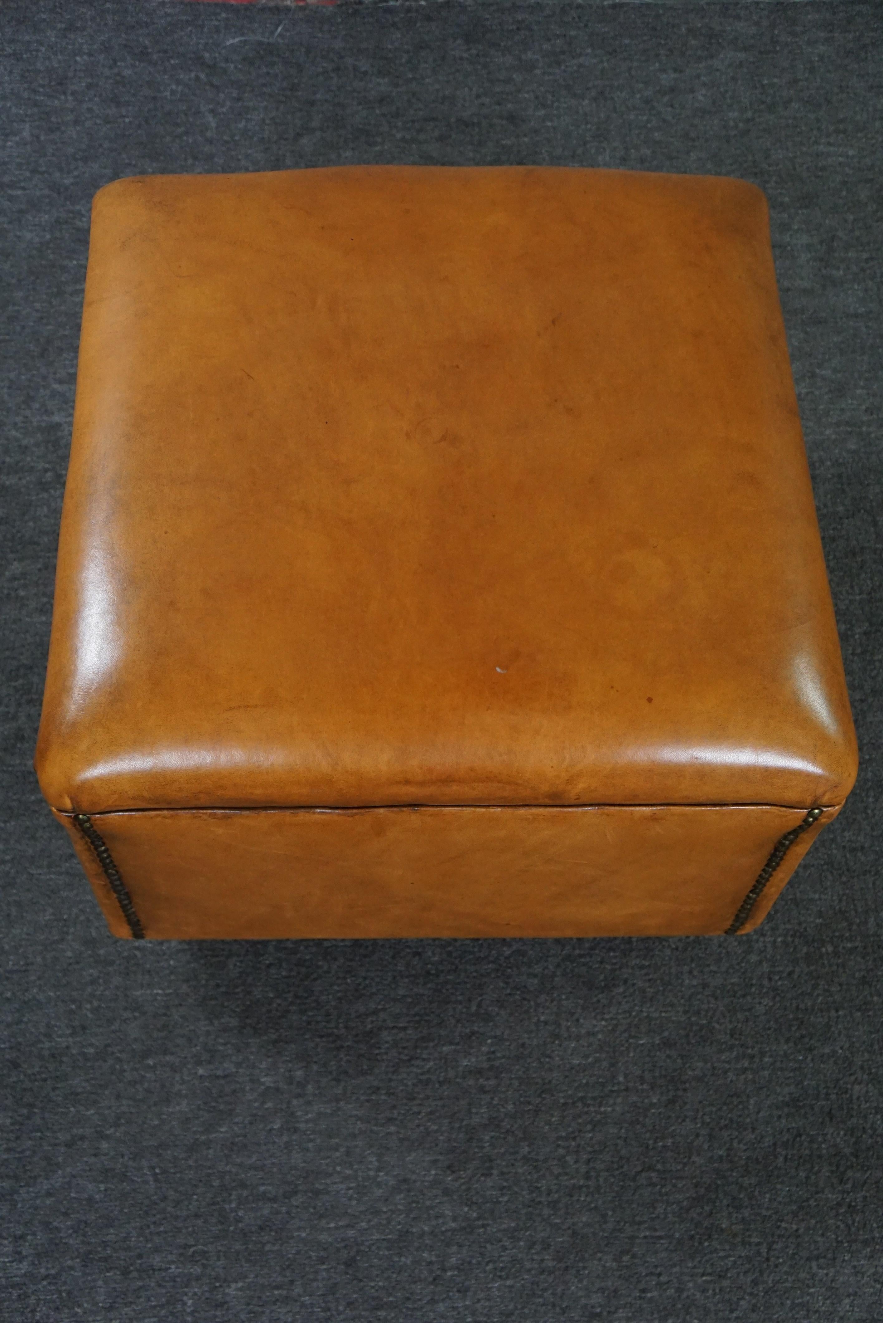 Elegant sheep leather ottoman with spherical legs For Sale 1