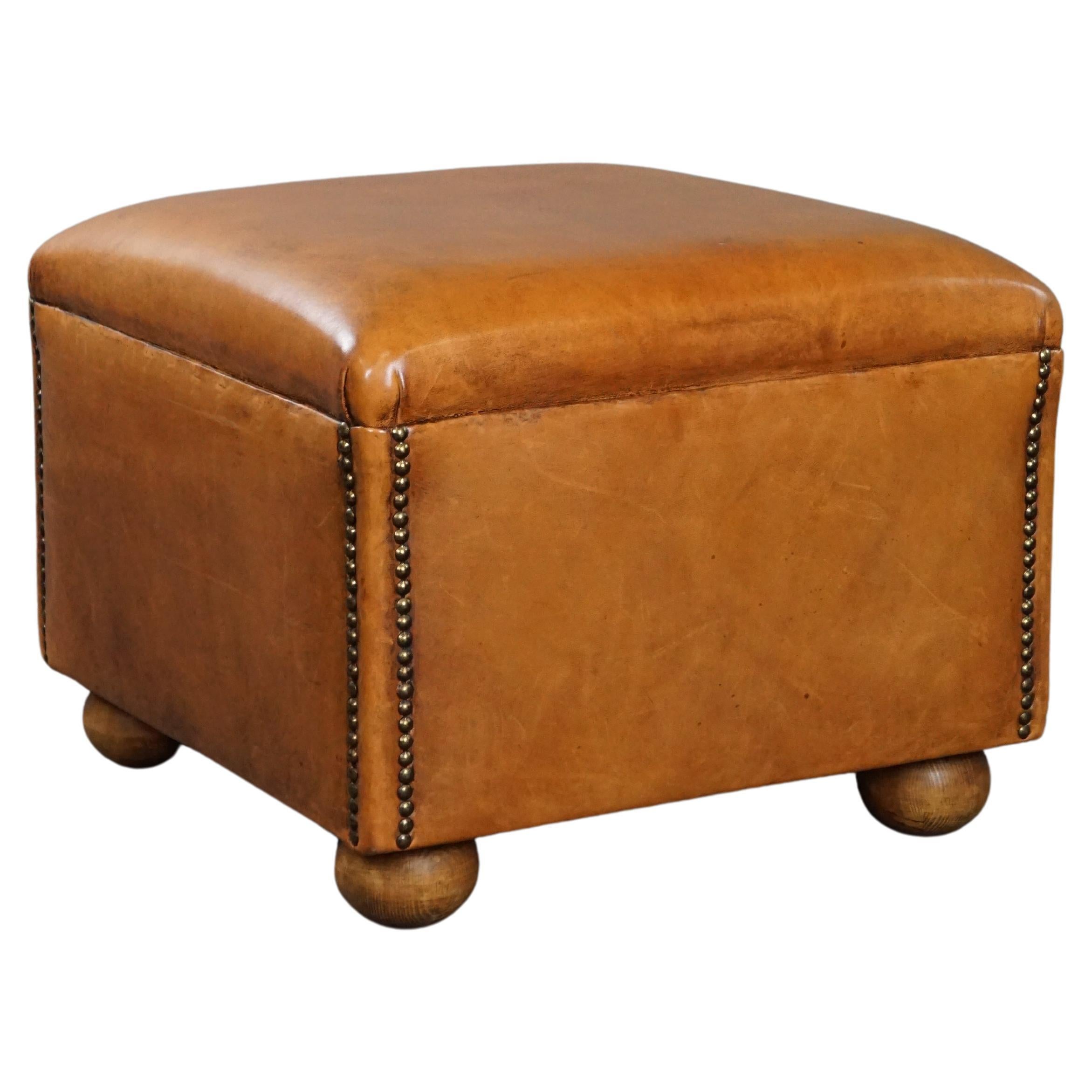 Elegant sheep leather ottoman with spherical legs For Sale