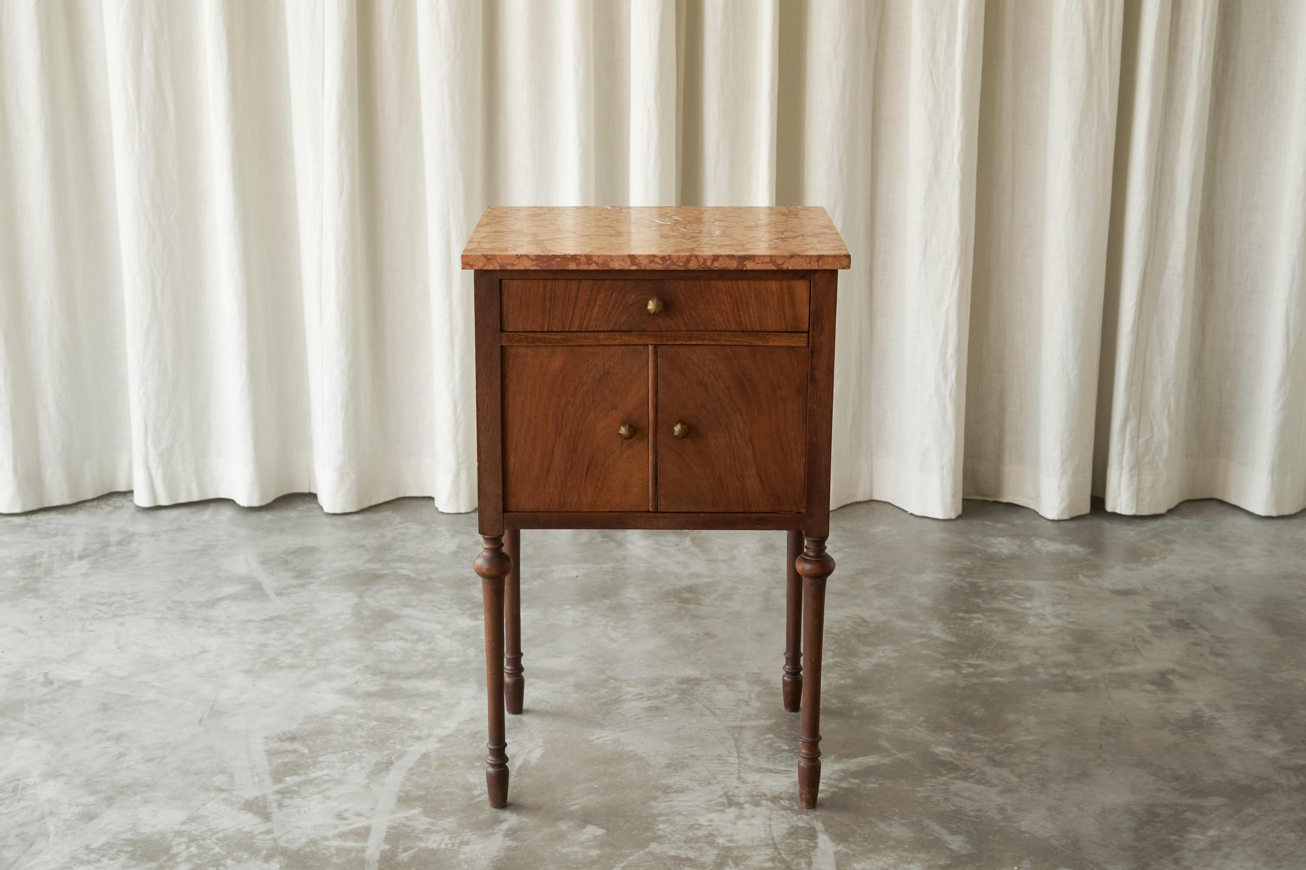 Elegante mobile laterale in noce e marmo rosso, anni Venti.

Si tratta di un bellissimo mobile laterale in noce spaiato, marmo rosso e accessori in ottone dei primi del Novecento. Probabilmente francese o belga.

Ottima qualità e realizzazione, con