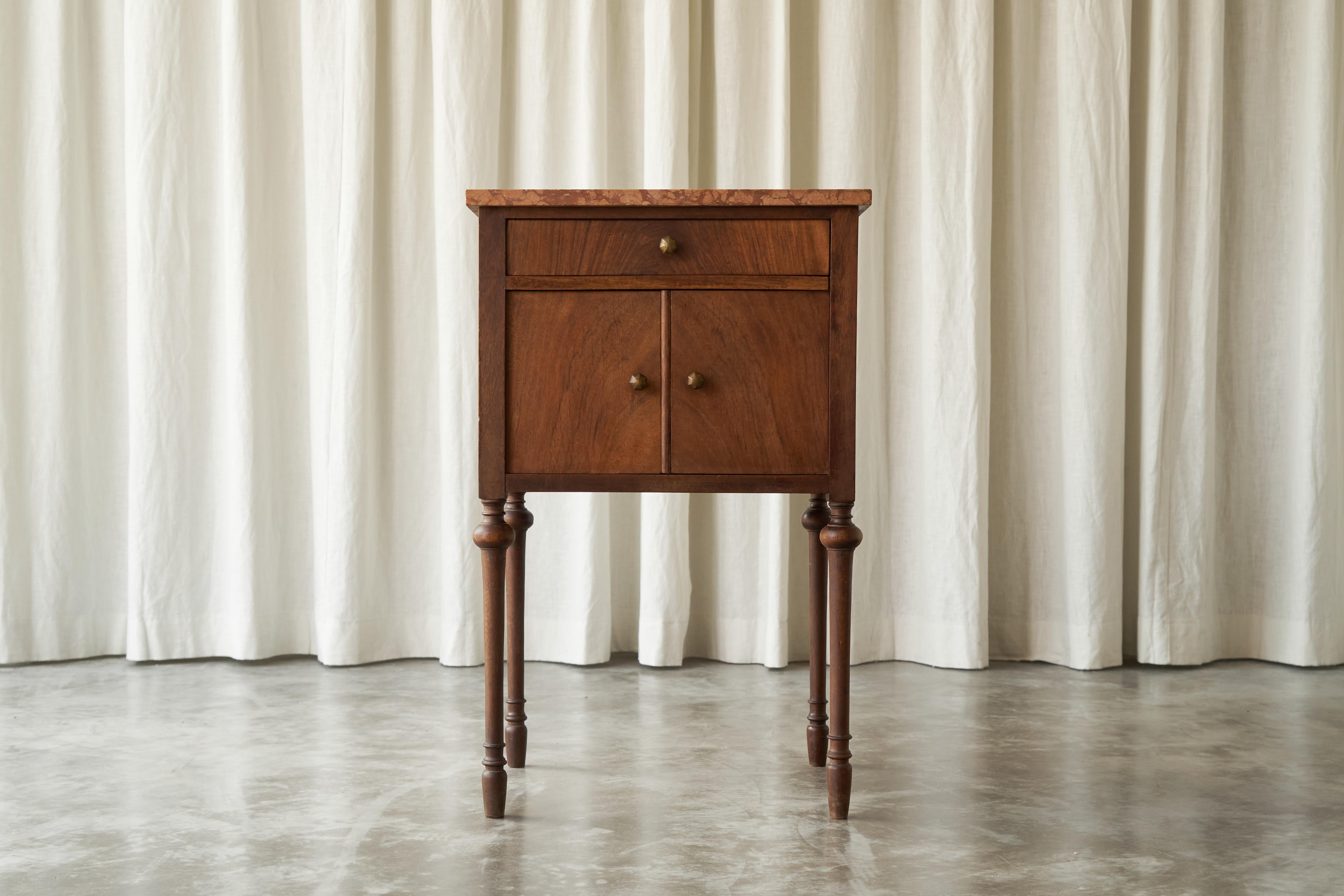 Art Déco Eleganza del mobile laterale in noce e marmo rosso anni '20 in vendita