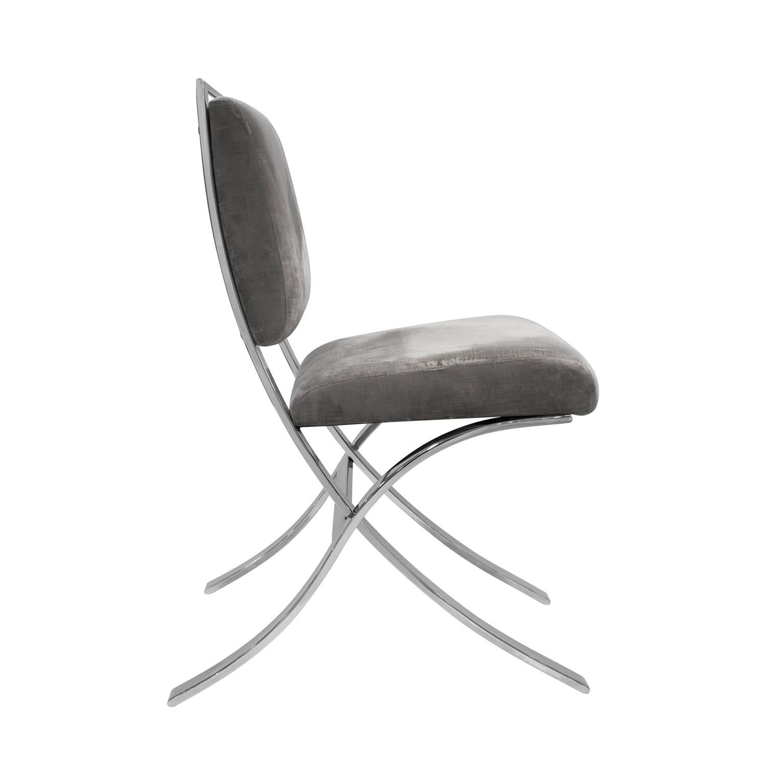 Sedia da scrivania con struttura scultorea in cromo e schienale e seduta rivestiti in velluto grigio, American Velvet anni '70. Questa sedia è sorprendente da ogni angolazione e molto comoda.
