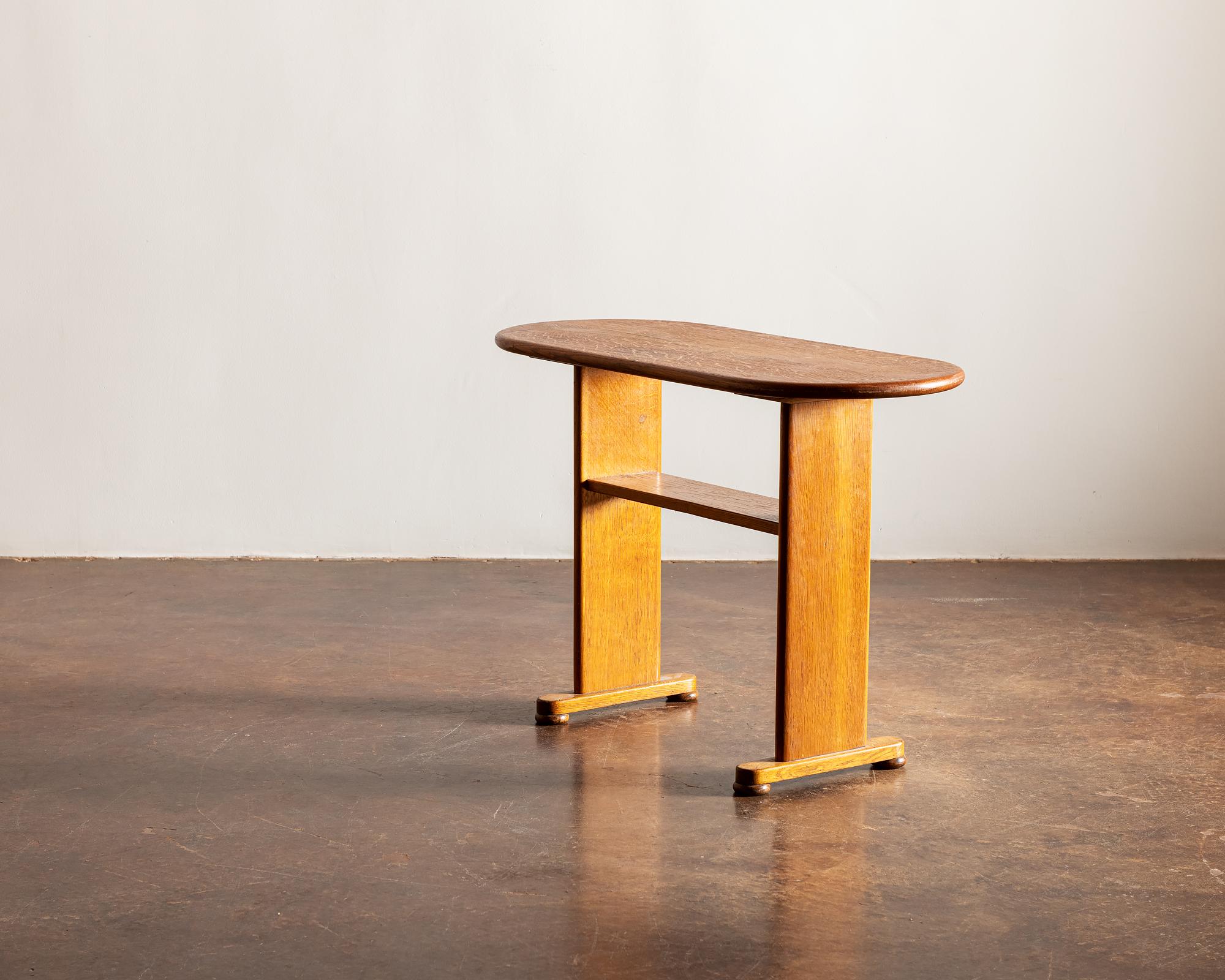 Scandinavian Modern Elegant Side Table in Oak by Fritz Hansen, Denmark, 1940s