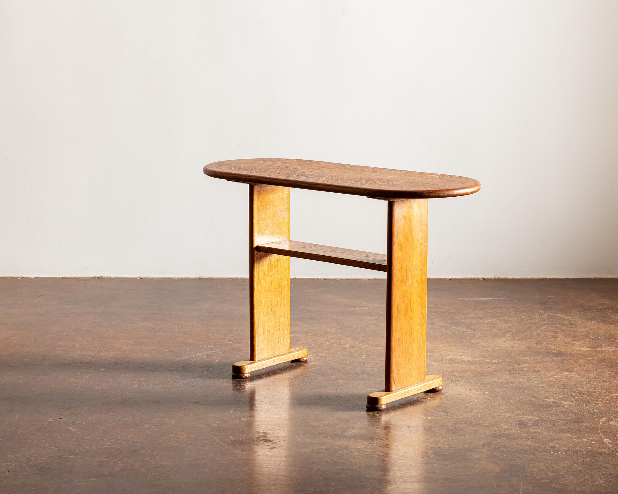 Elegant Side Table in Oak by Fritz Hansen, Denmark, 1940s In Good Condition In Sylacauga, AL
