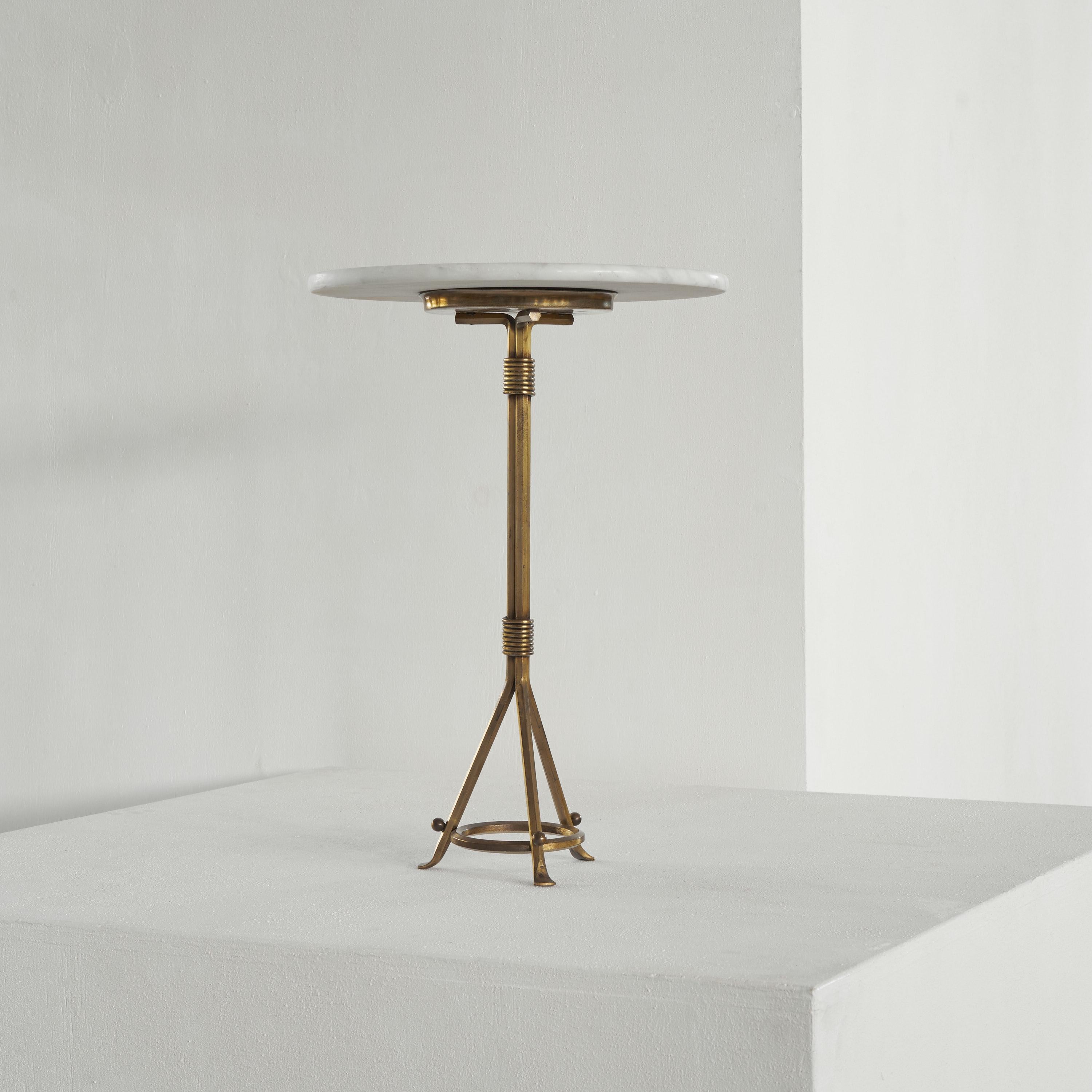 Elegant side table in Patinated brass and white marble. Early 20th century. 

Wonderful and very elegant side table with a distinct base in patinated brass and a top made out of white marble. This occasional table or side table is a very versatile