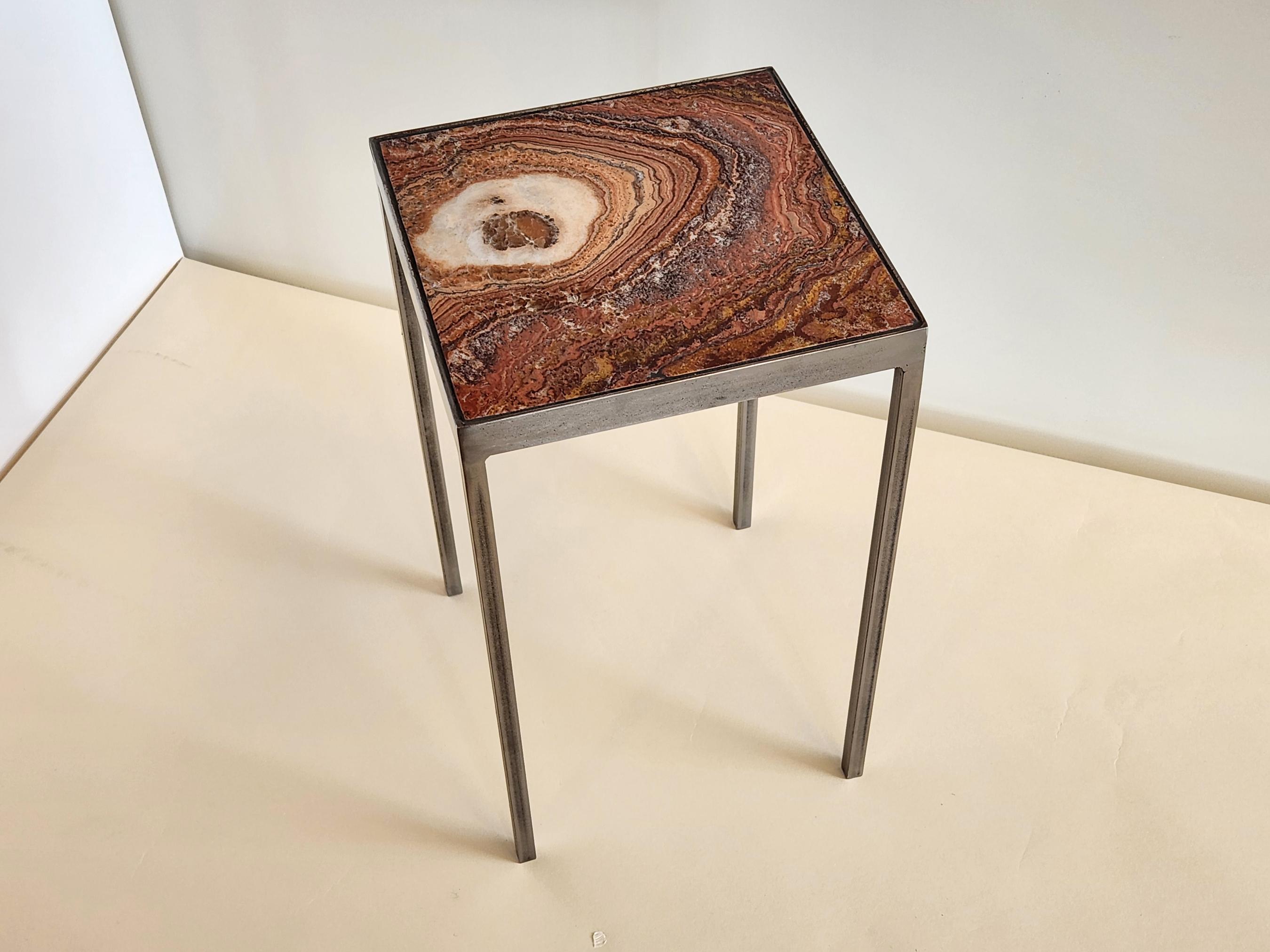 Mid-Century Modern Table d'appoint élégante avec carreaux d'onyx par Gueridon Designs en vente