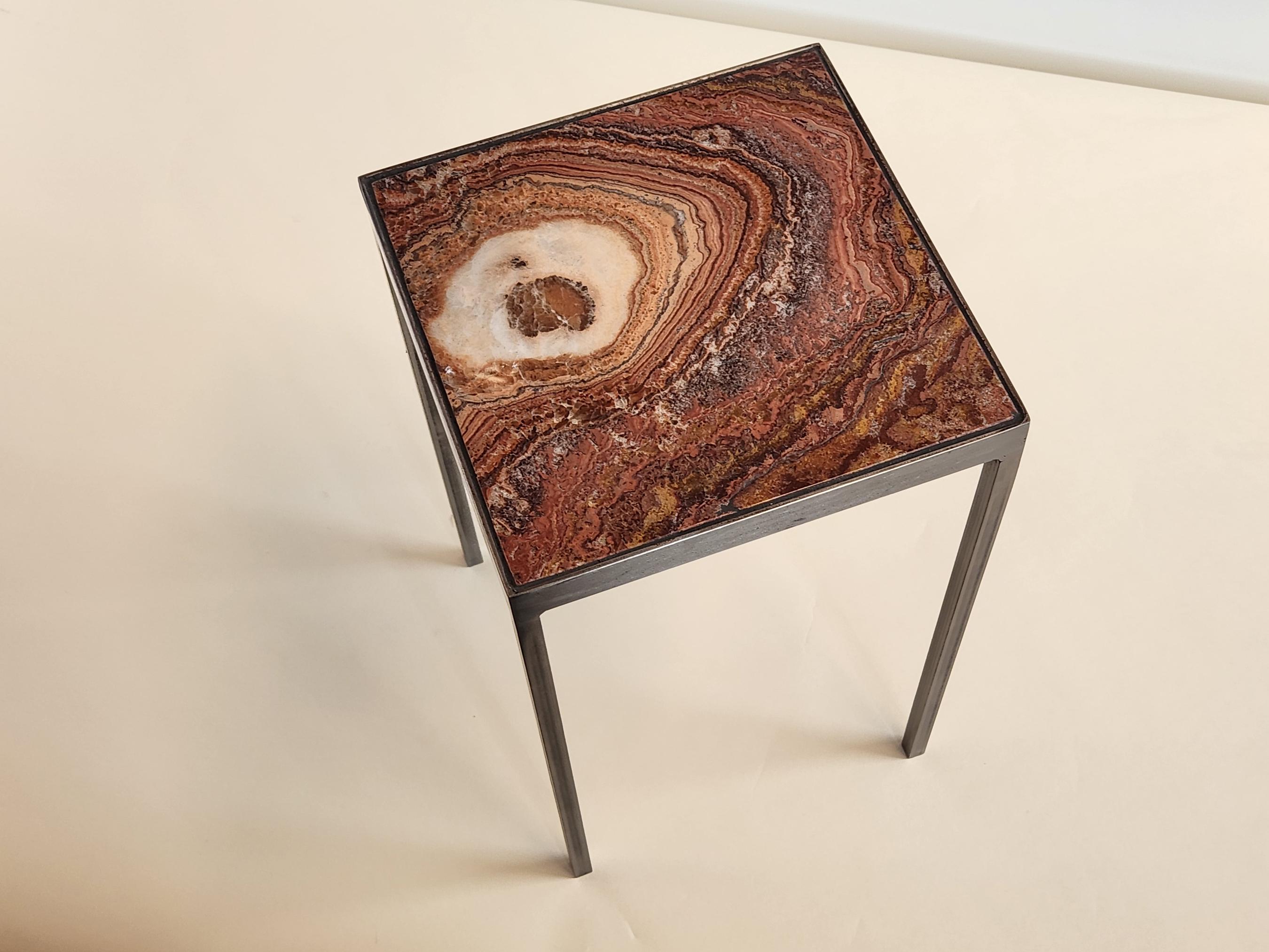 Américain Table d'appoint élégante avec carreaux d'onyx par Gueridon Designs en vente