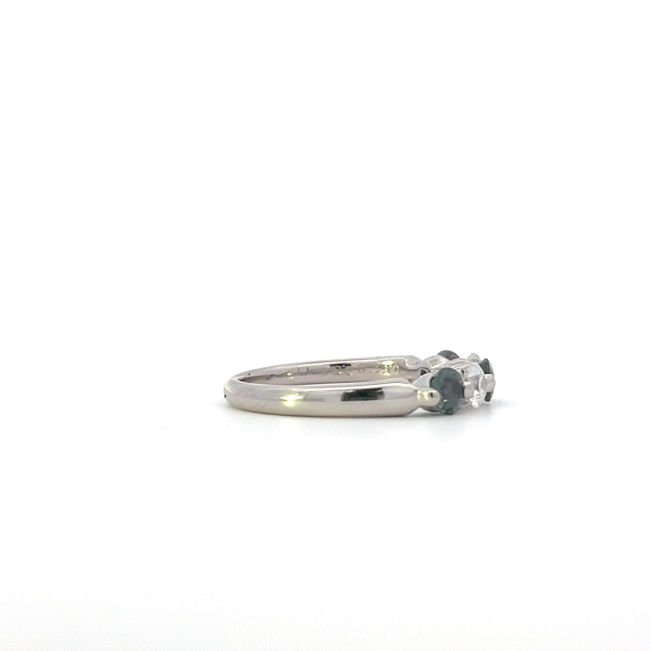 Scopri la bellezza di questo elegante anello in argento impreziosito da splendide pietre preziose. L'intricato design presenta un'armoniosa miscela di pietre scintillanti che catturano la luce in modo meraviglioso, rendendolo un accessorio perfetto