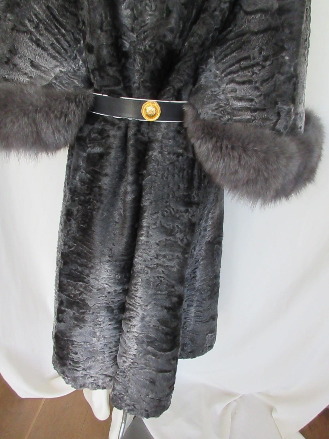 Elegant Silver Grey Persian Lamb Fur Cape Coat with Fox Fur In Excellent Condition For Sale In Amsterdam, NL