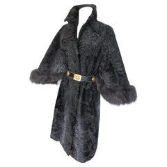 Eleganza del cappotto in pelliccia d'agnello persiano grigio argento con pelliccia di volpe