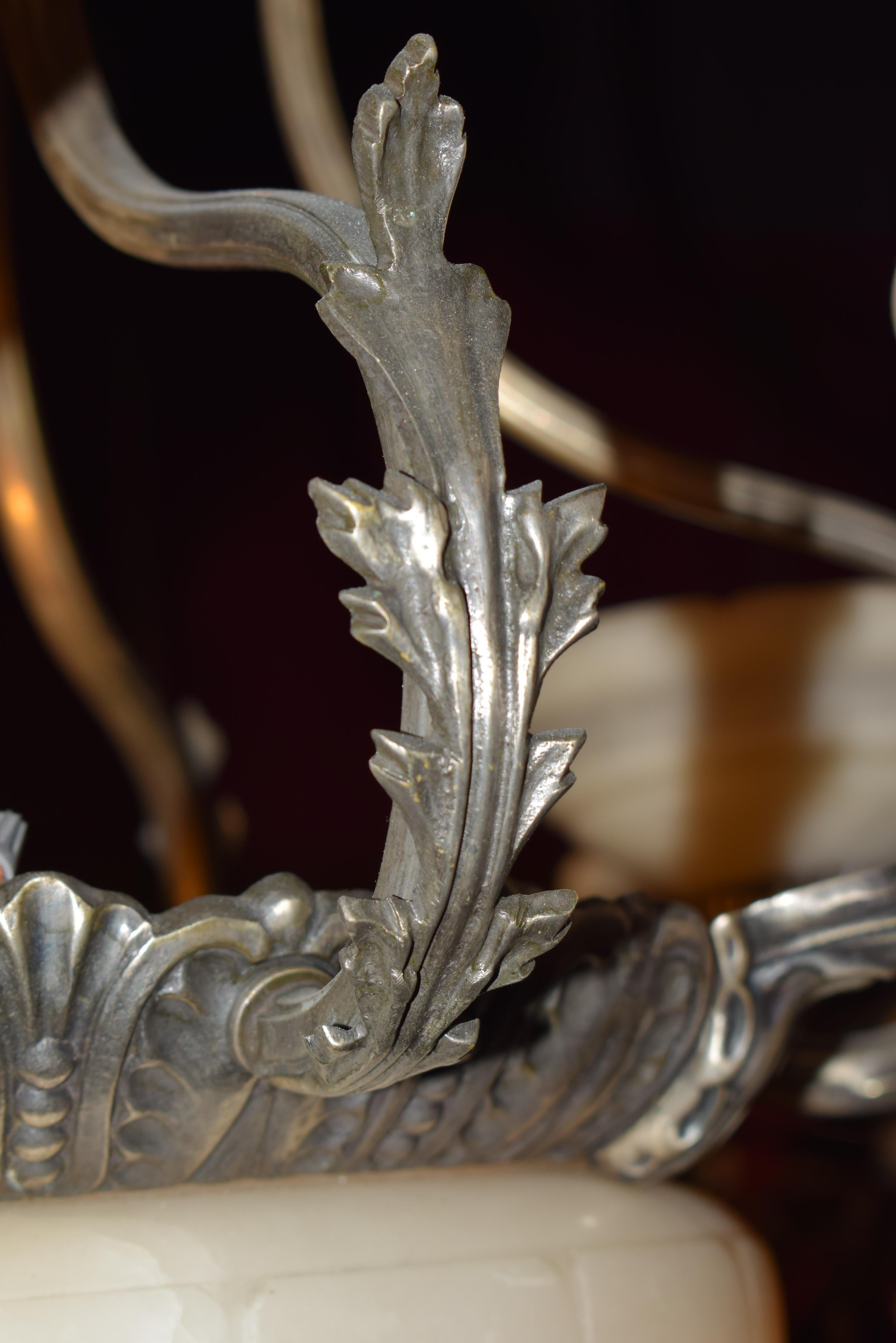 Début du 20ème siècle Lustre élégant en argent sur bronze avec bol et abat-jour en albâtre en vente