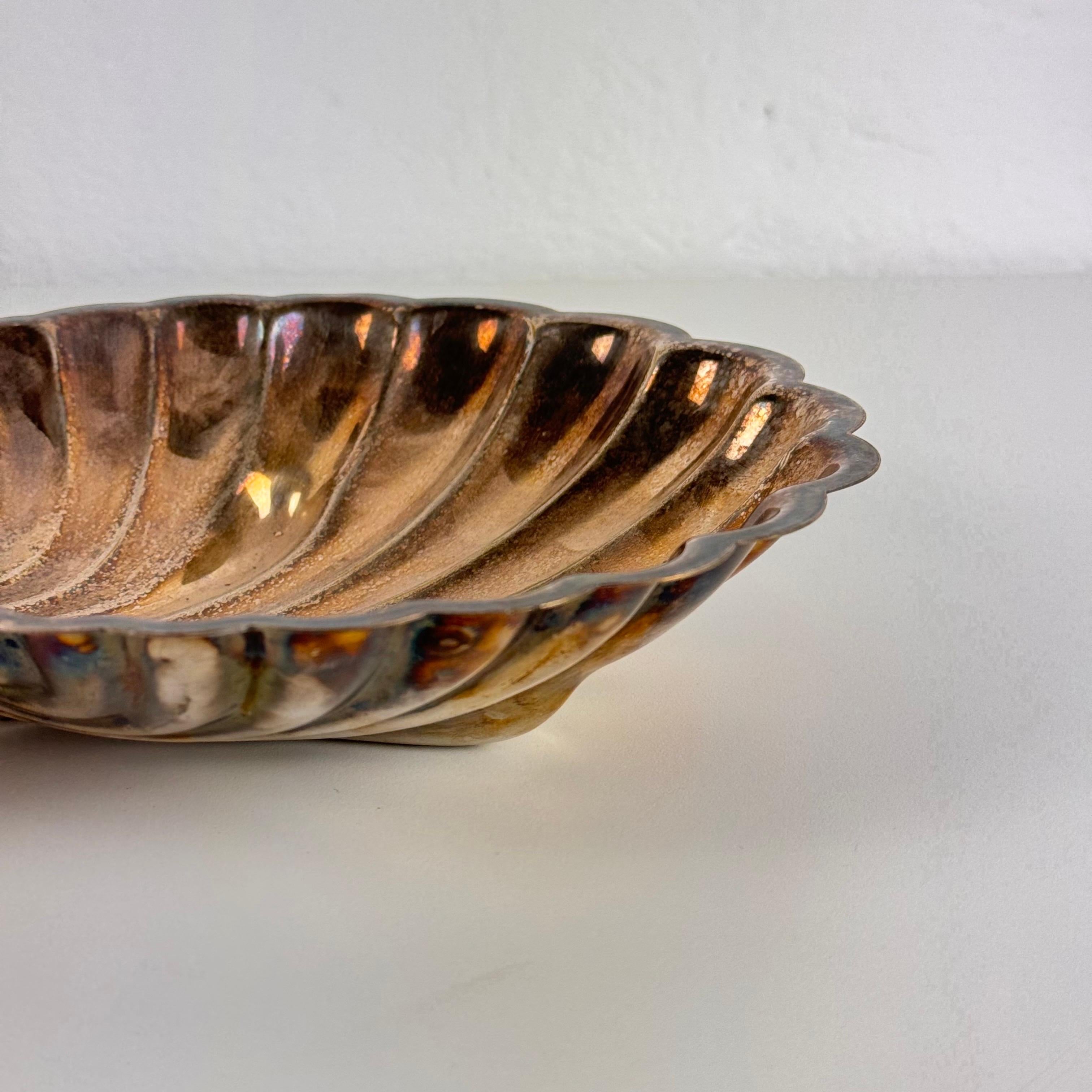 Elegante centro de mesa/bandeja de concha plateada de Fleuron-Christofle Francia, años 50 mediados del siglo XX en venta