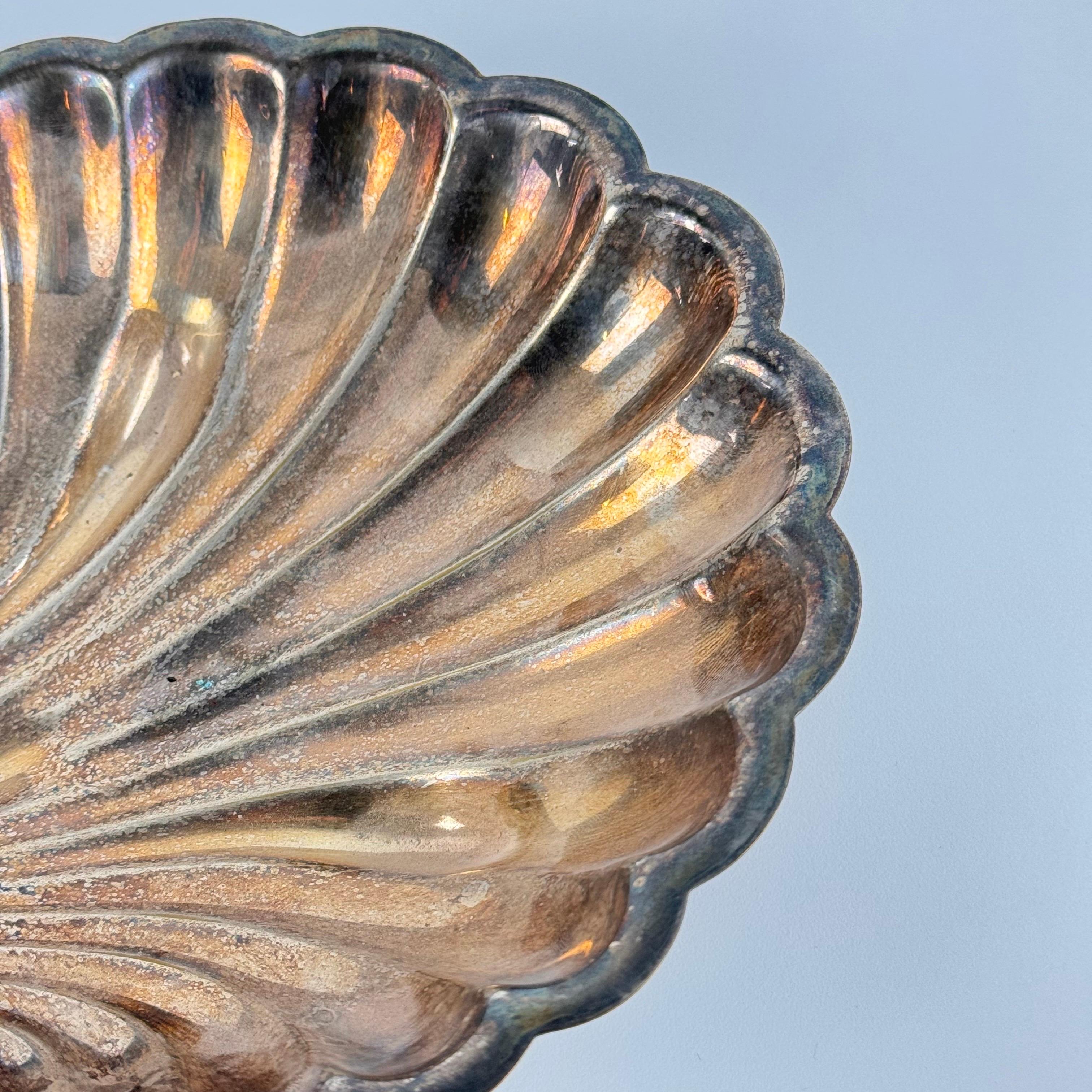 Elegante centro de mesa/bandeja de concha plateada de Fleuron-Christofle Francia, años 50 Chapado en plata en venta