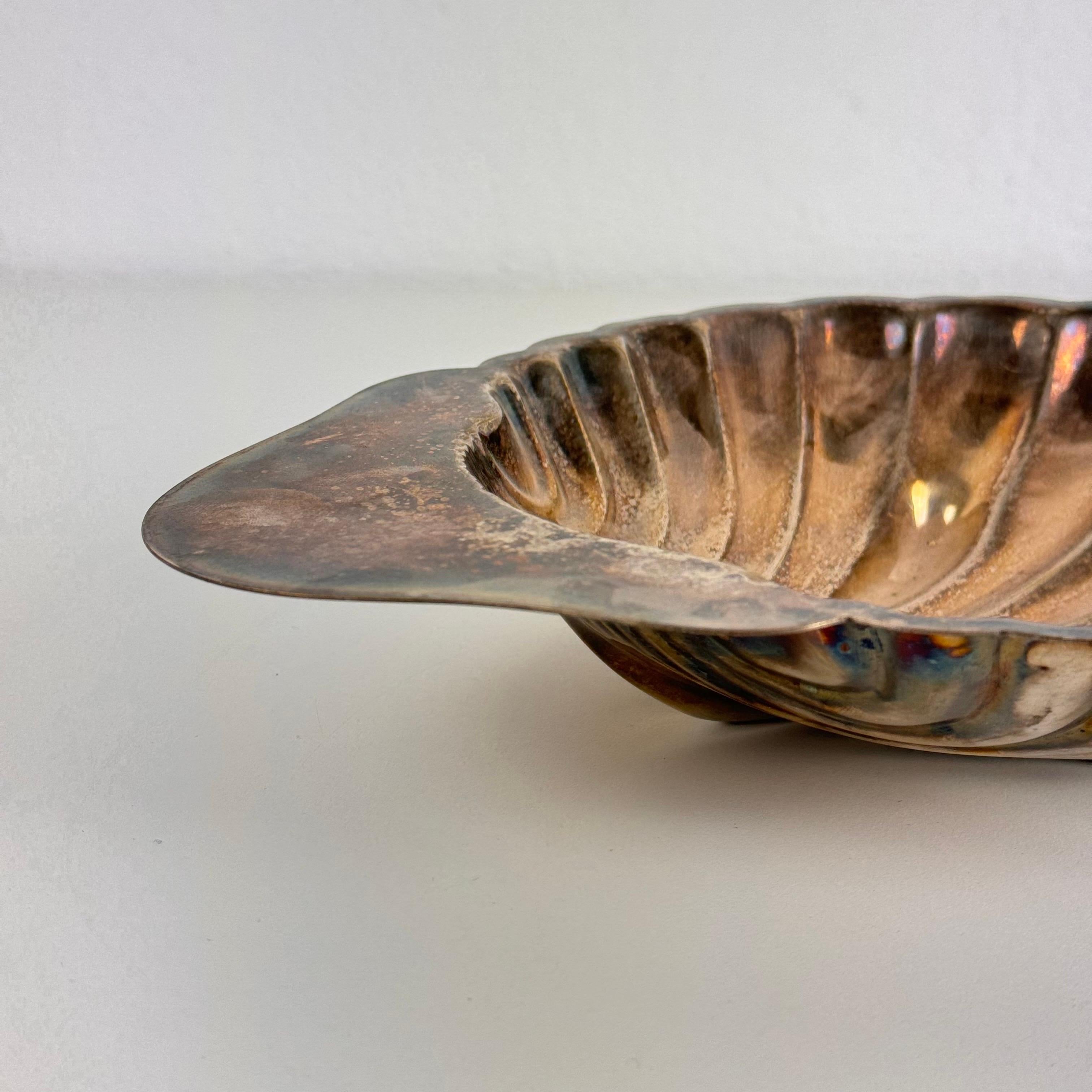 Elegante centro de mesa/bandeja de concha plateada de Fleuron-Christofle Francia, años 50 en venta 1
