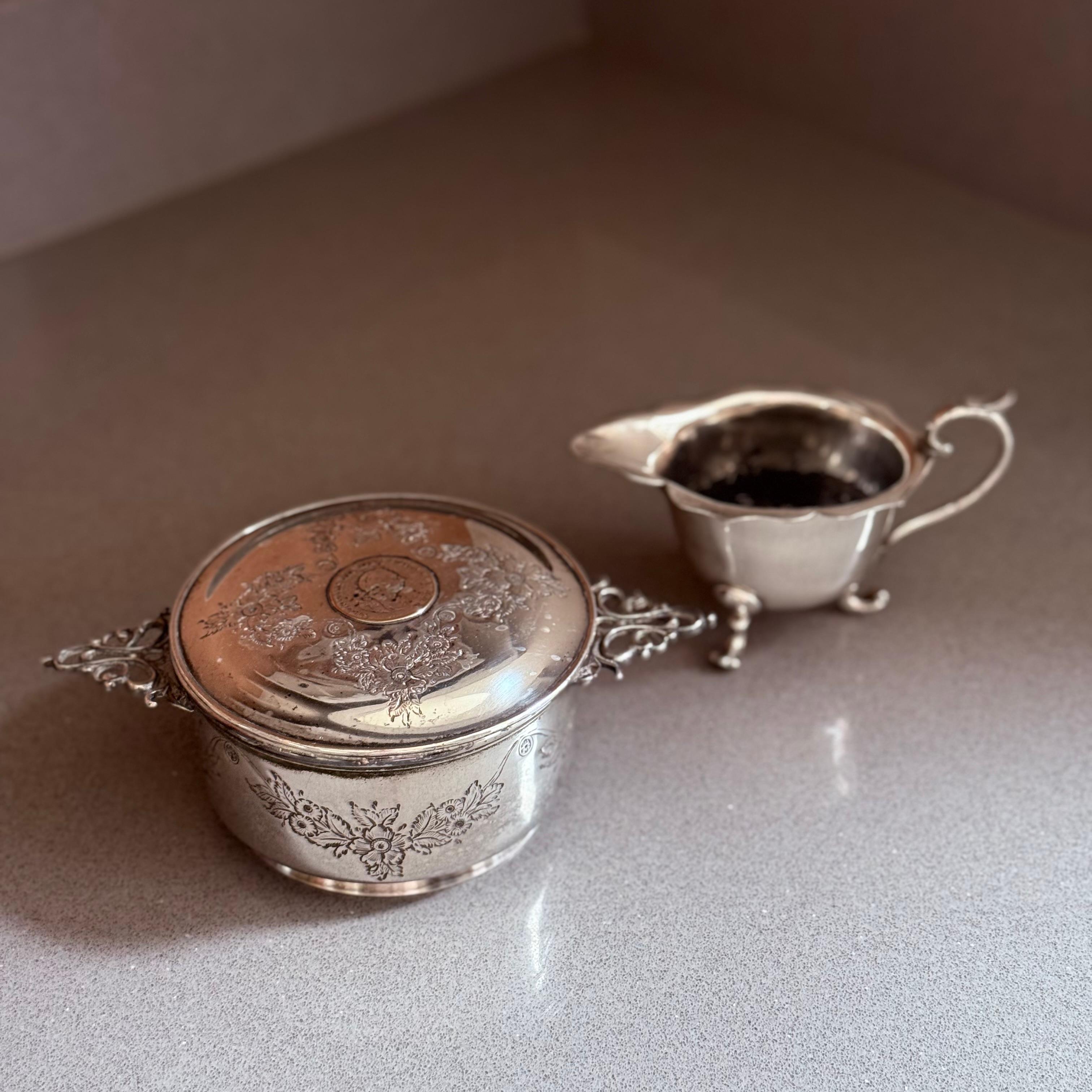 Elegante set di piatti coperti e lattiere placcati in argento in stile antico A. Silver in vendita 2