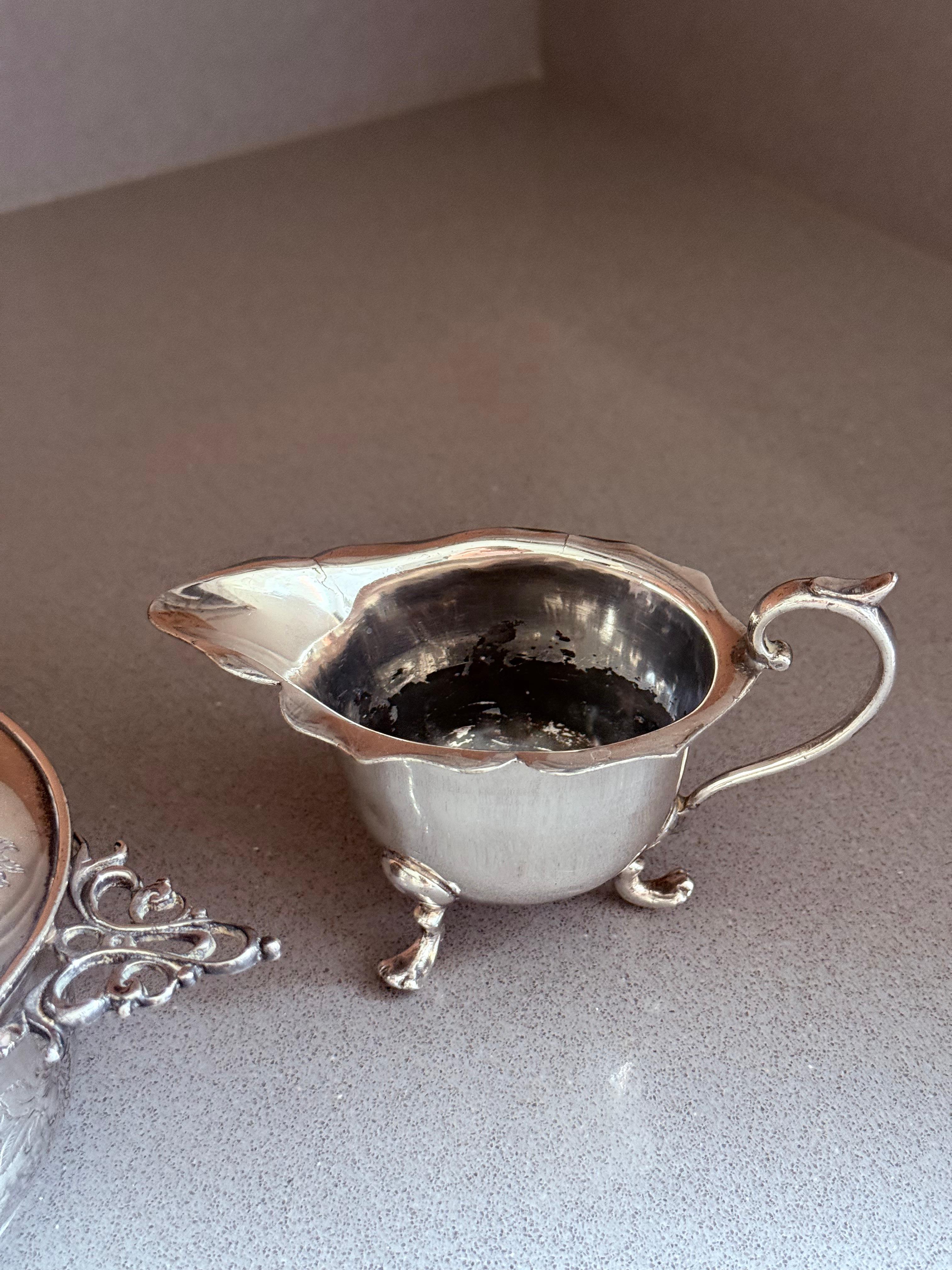Elegante set di piatti coperti e lattiere placcati in argento in stile antico A. Silver in vendita 3