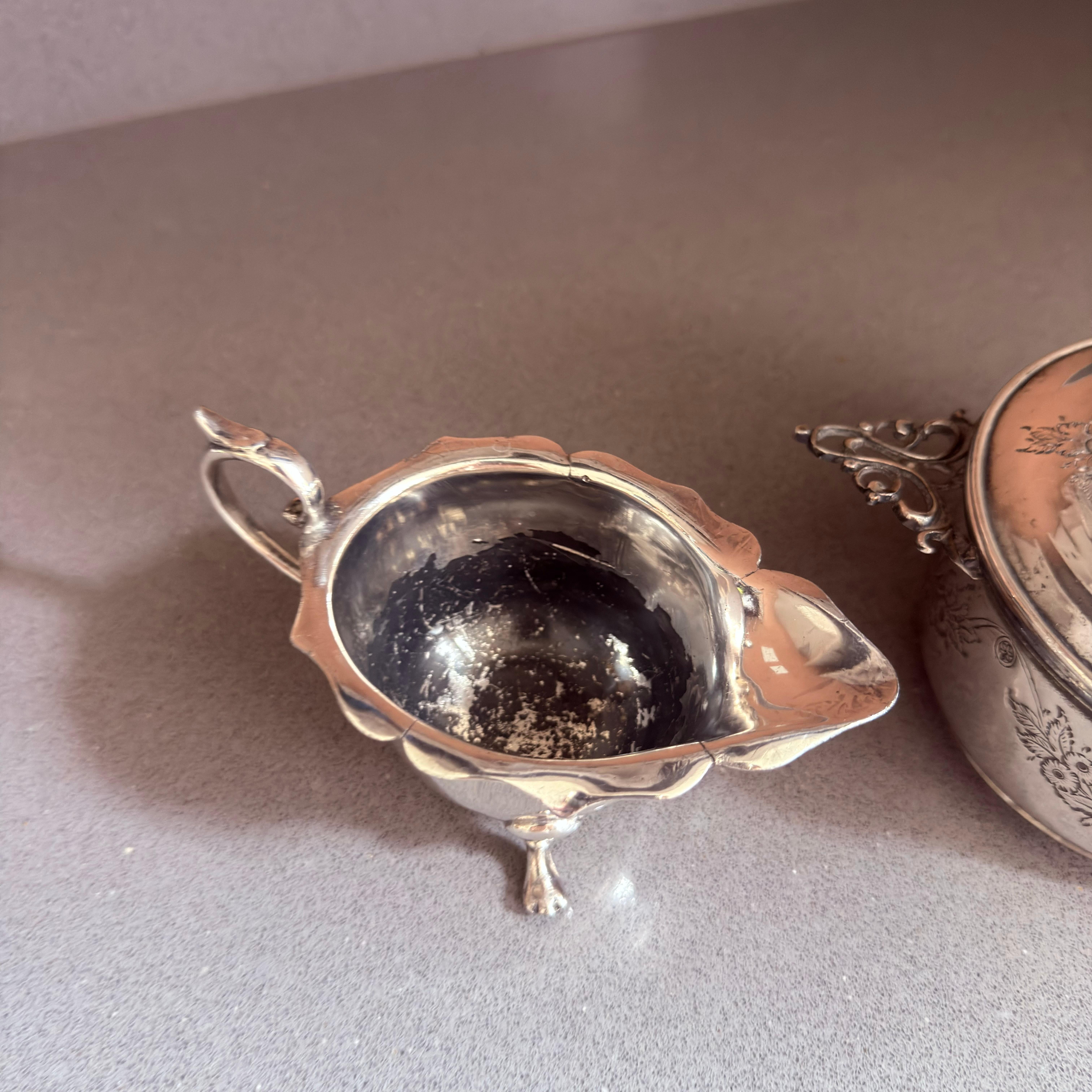 Elegante set di piatti coperti e lattiere placcati in argento in stile antico A. Silver in vendita 7