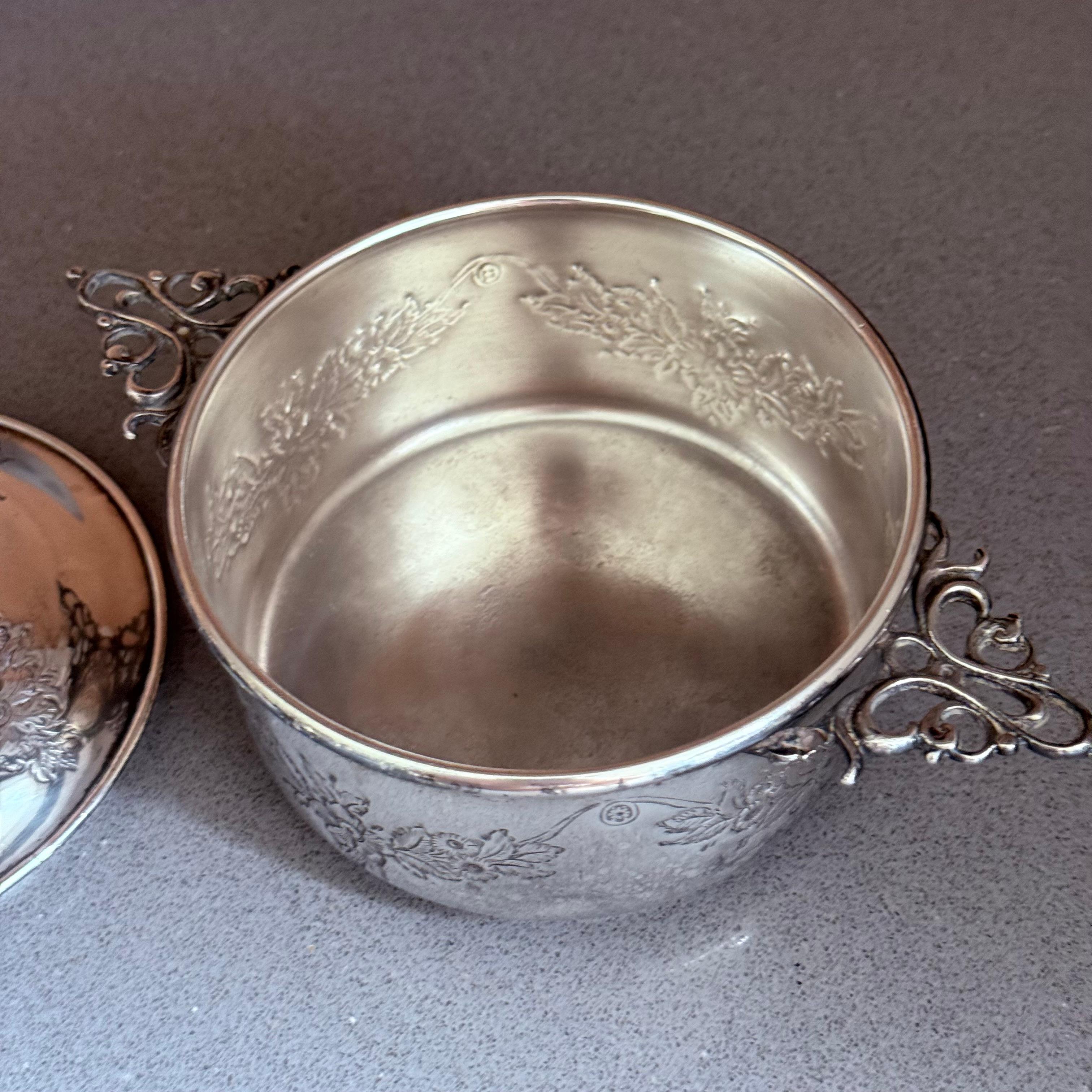 Elegante set di piatti coperti e lattiere placcati d'argento Antico servizio da tavola in stile Sterling Silver

Questo squisito set placcato in argento è composto da un piatto coperto splendidamente inciso con manici laterali ornati e una brocca da