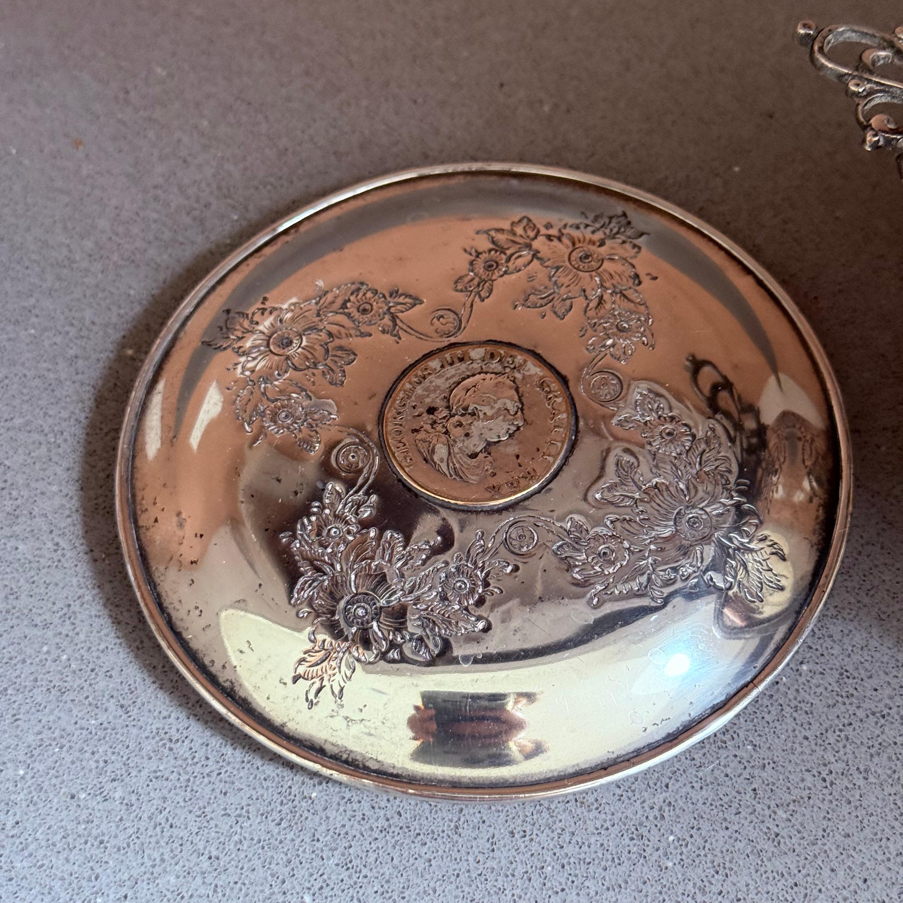 Vittoriano Elegante set di piatti coperti e lattiere placcati in argento in stile antico A. Silver in vendita