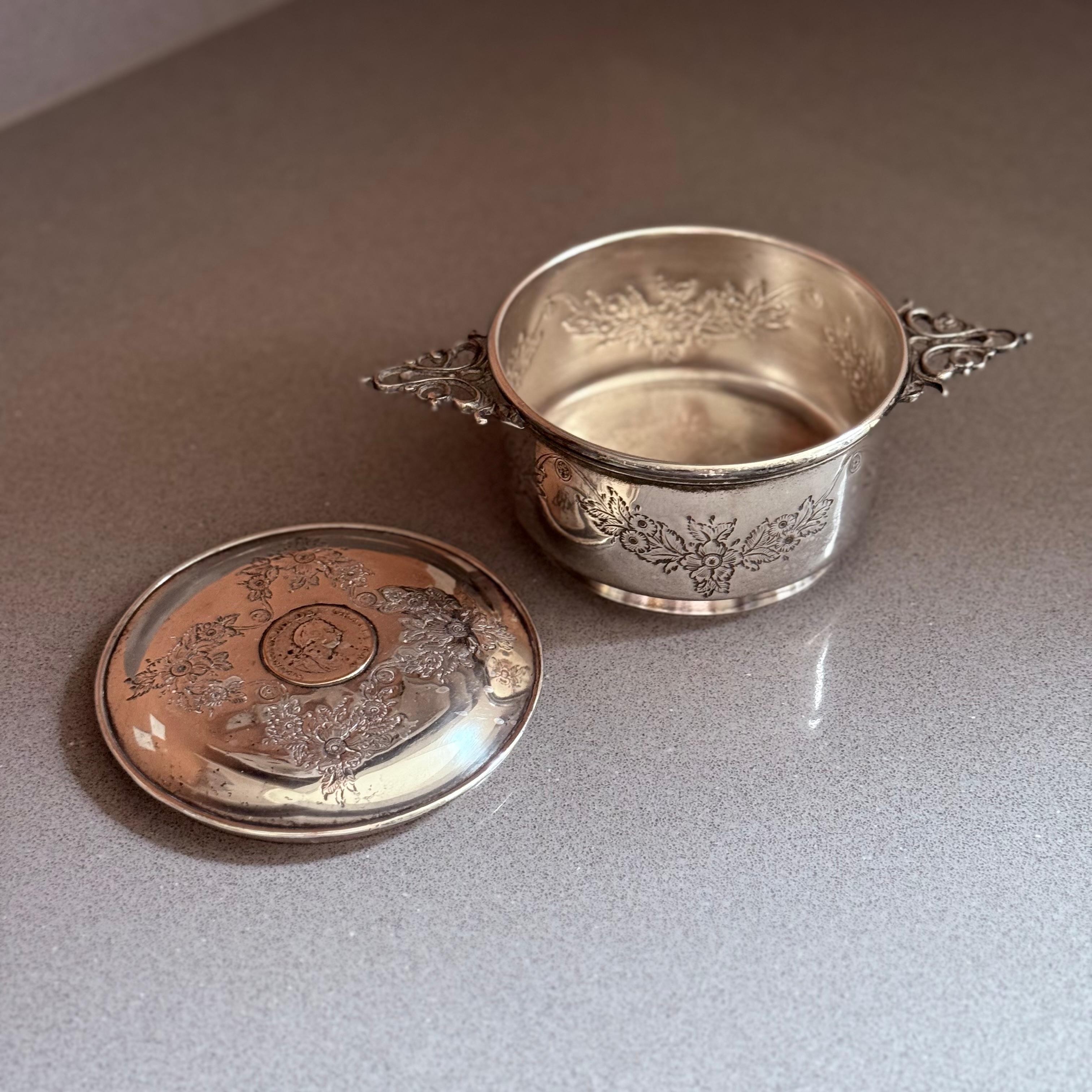 Britannico Elegante set di piatti coperti e lattiere placcati in argento in stile antico A. Silver in vendita