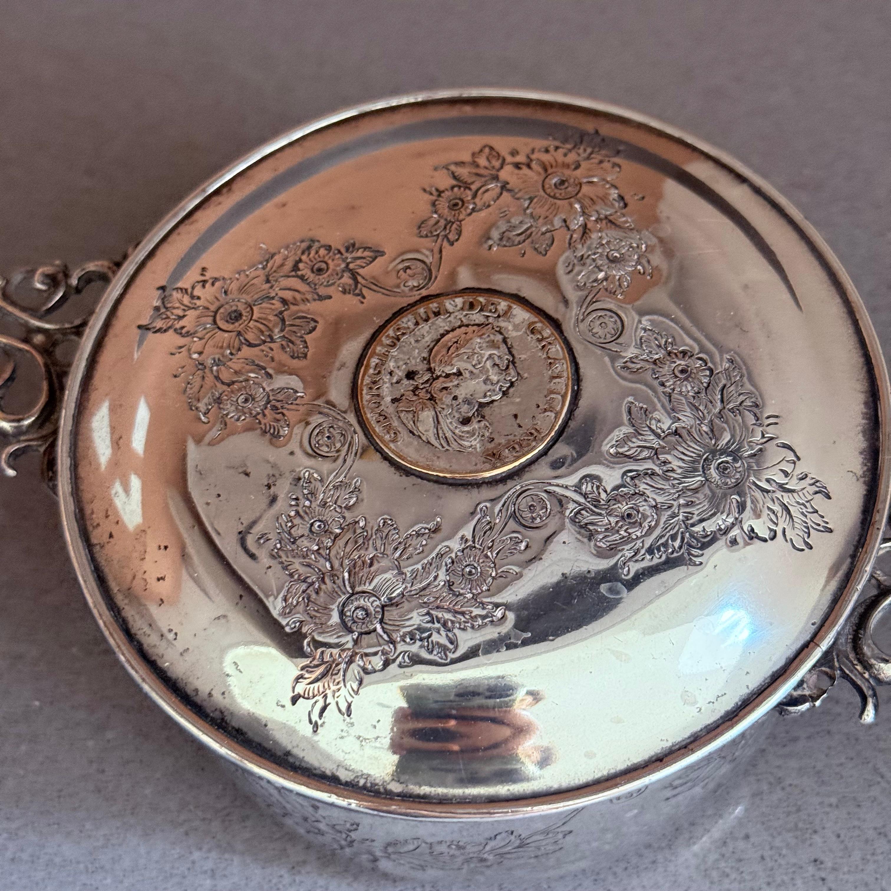 Inizio XX secolo Elegante set di piatti coperti e lattiere placcati in argento in stile antico A. Silver in vendita
