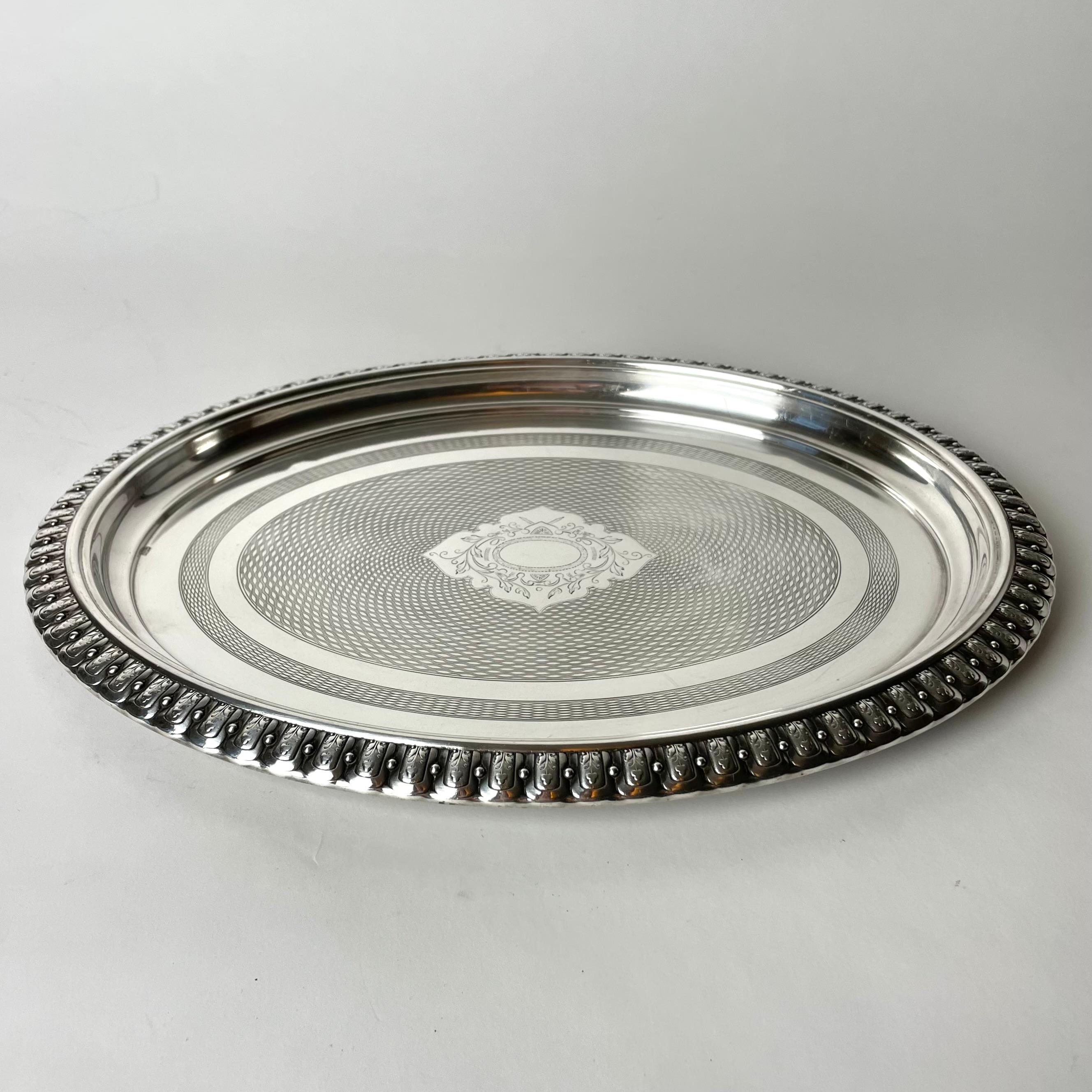 Elegant plateau en métal argenté fabriqué par WMF (Wurttembergische Metallwarenfabrik, Allemagne) à la fin du 19e siècle. Belle décoration et haute qualité.


Usure correspondant à l'âge et à l'usage. 