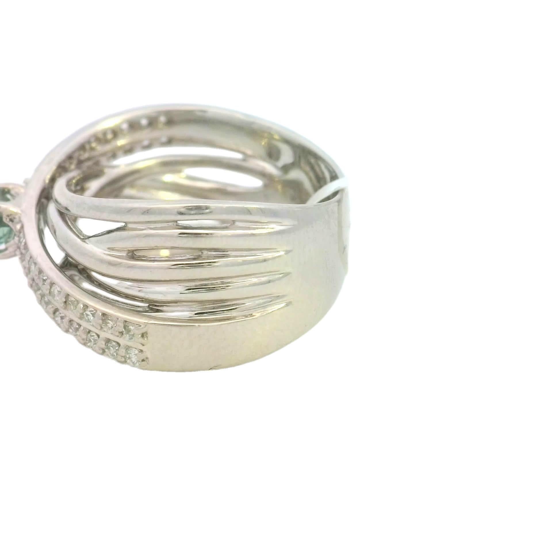 Scopri la bellezza di questo elegante anello in argento con al centro una splendida pietra preziosa. Il design intricato è completato da accenti scintillanti che lo rendono un accessorio perfetto per ogni occasione. Che tu voglia vestirti per un