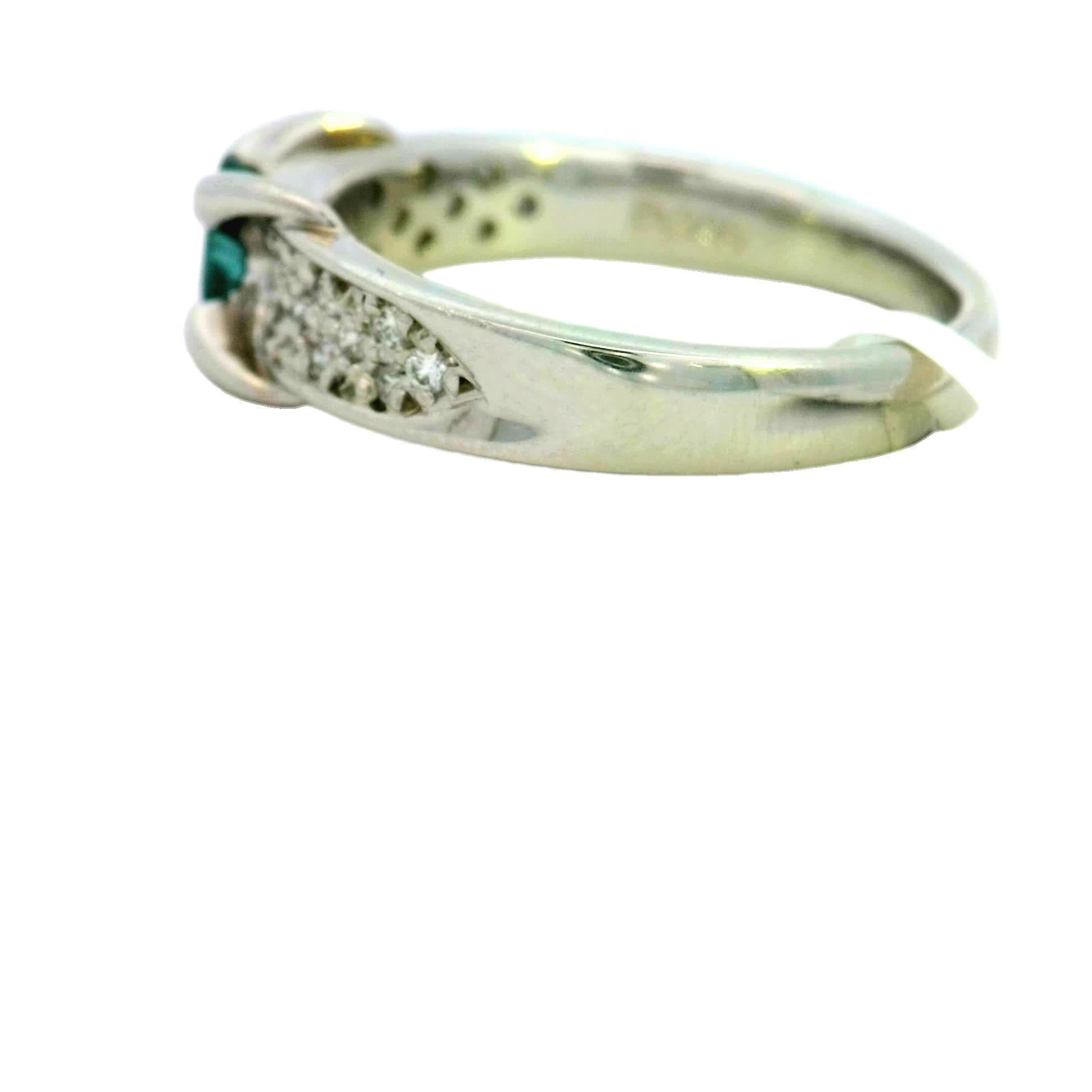 Scopri la bellezza di questo elegante anello in argento con al centro una splendida gemma verde. Il design intricato è completato da accenti scintillanti che lo rendono un accessorio perfetto per ogni occasione. Che tu voglia vestirti per un evento