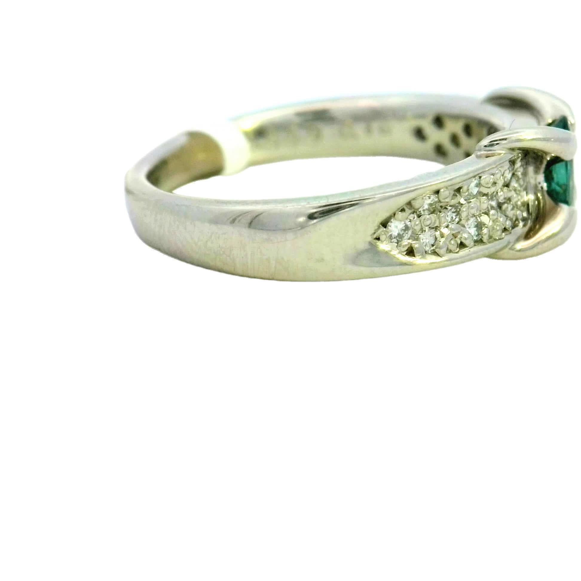 Donna Elegante anello in argento con gemma verde in vendita