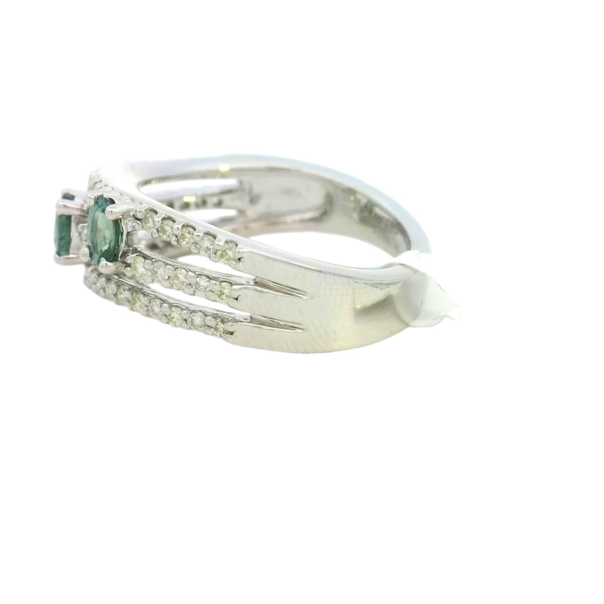 Dieser atemberaubende Silberring zeichnet sich durch ein einzigartiges Design aus, das mit leuchtend grünen Edelsteinen verziert ist. Die filigranen Details und die funkelnden Akzente machen sie zu einem perfekten Accessoire für jede Gelegenheit.