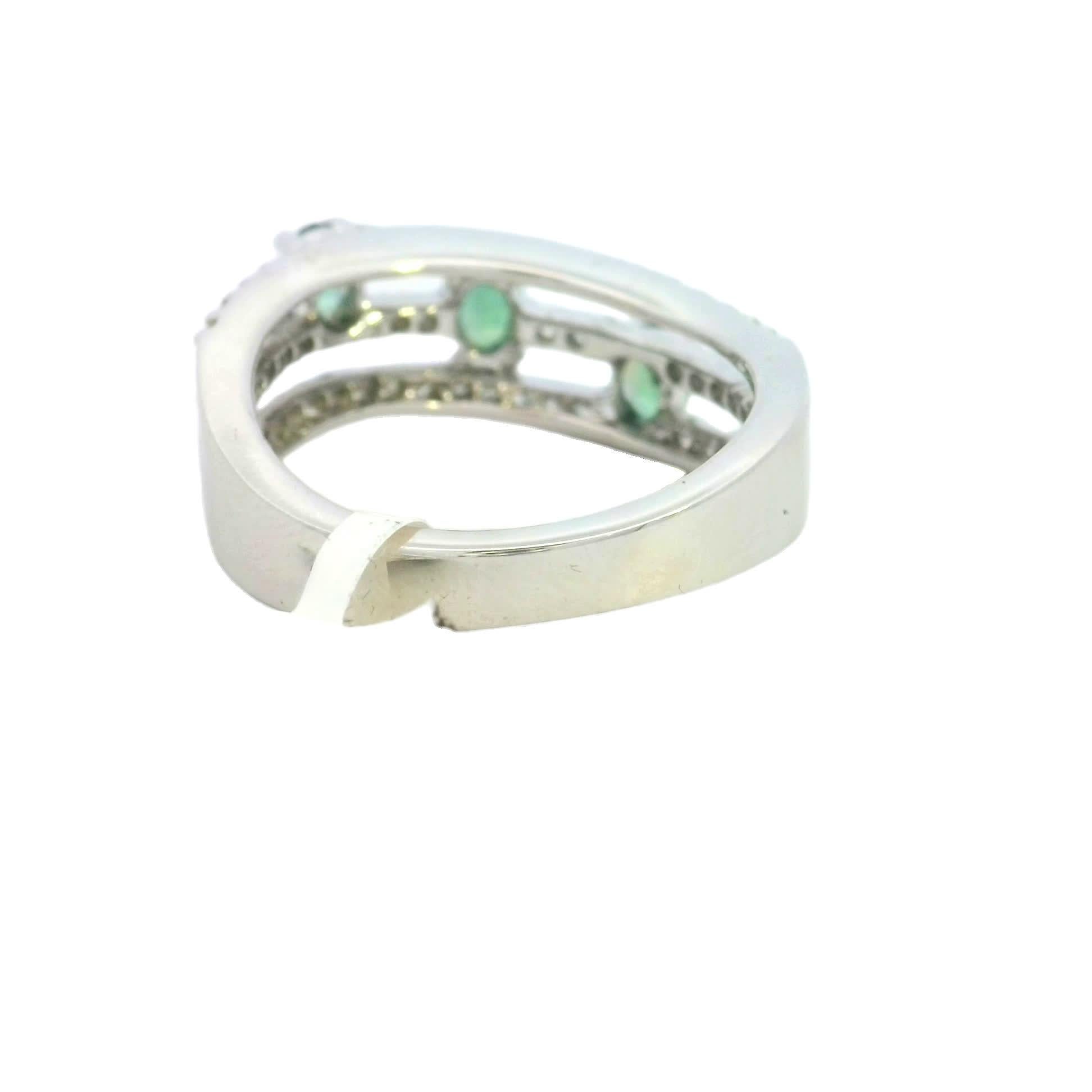 Eleganter Silberring mit grünen Edelsteinen im Zustand „Neu“ im Angebot in Great Neck Plaza, NY