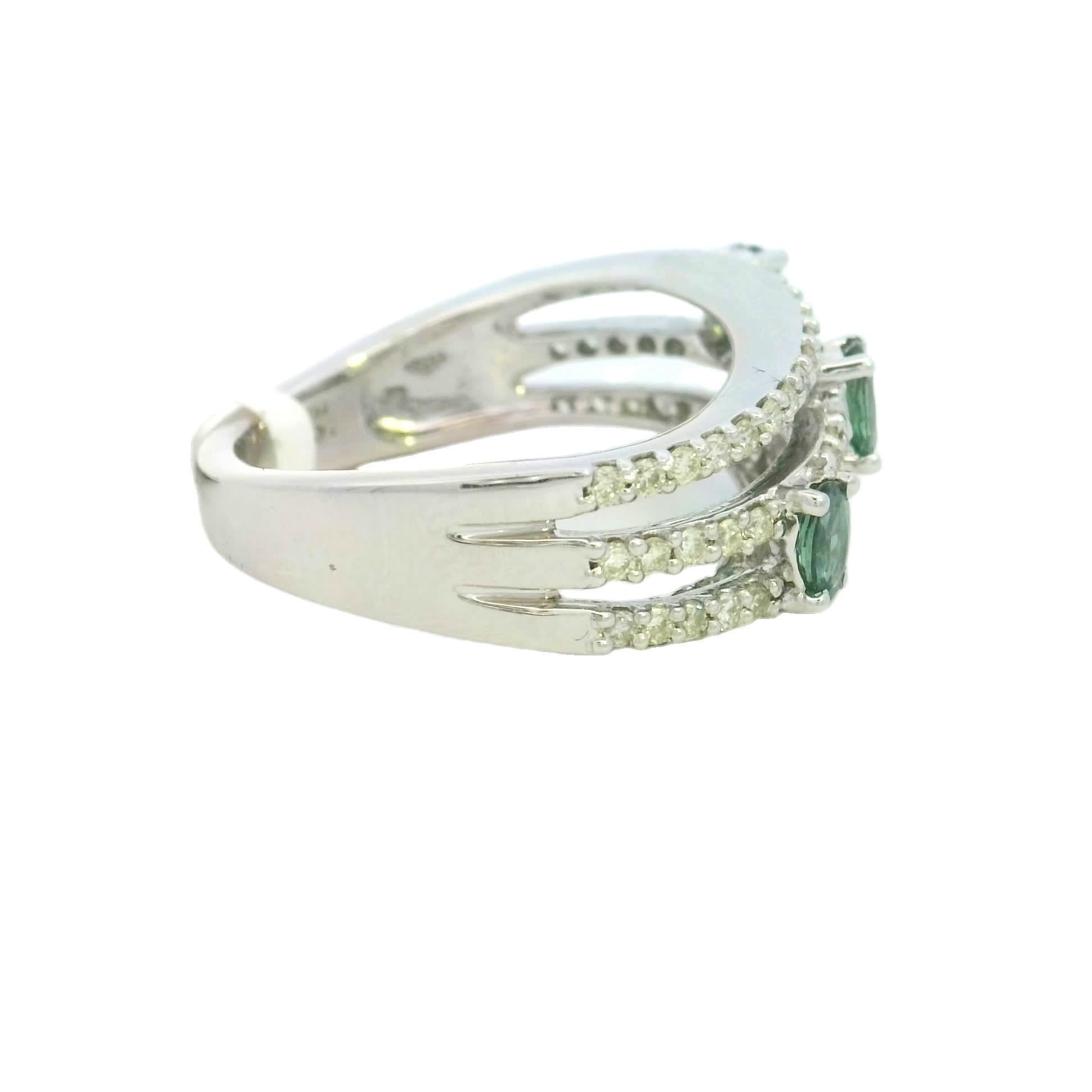 Eleganter Silberring mit grünen Edelsteinen Damen im Angebot