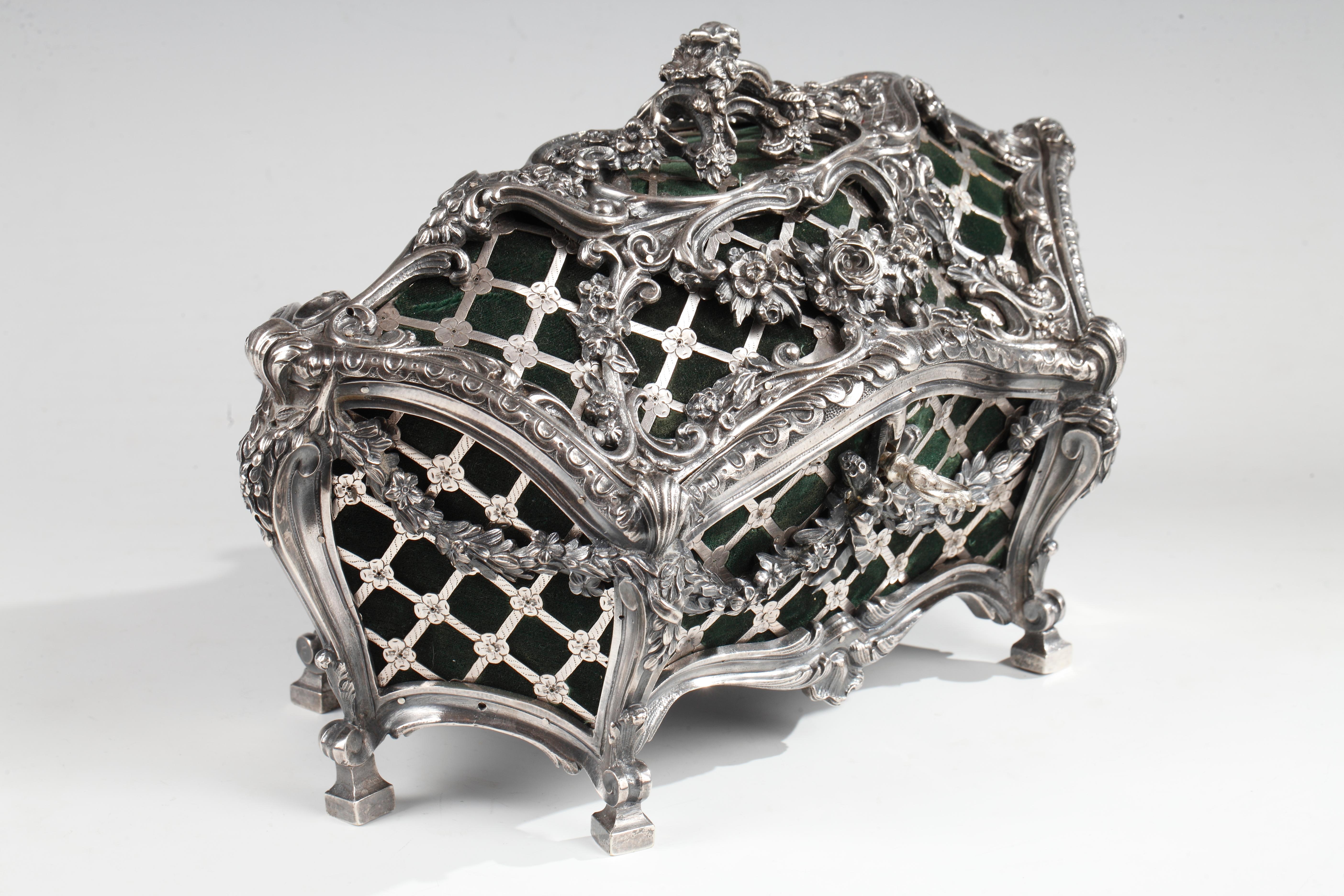 Elegant Silvered Bronze Coffer Attributed to Tahan In Good Condition In PARIS, FR