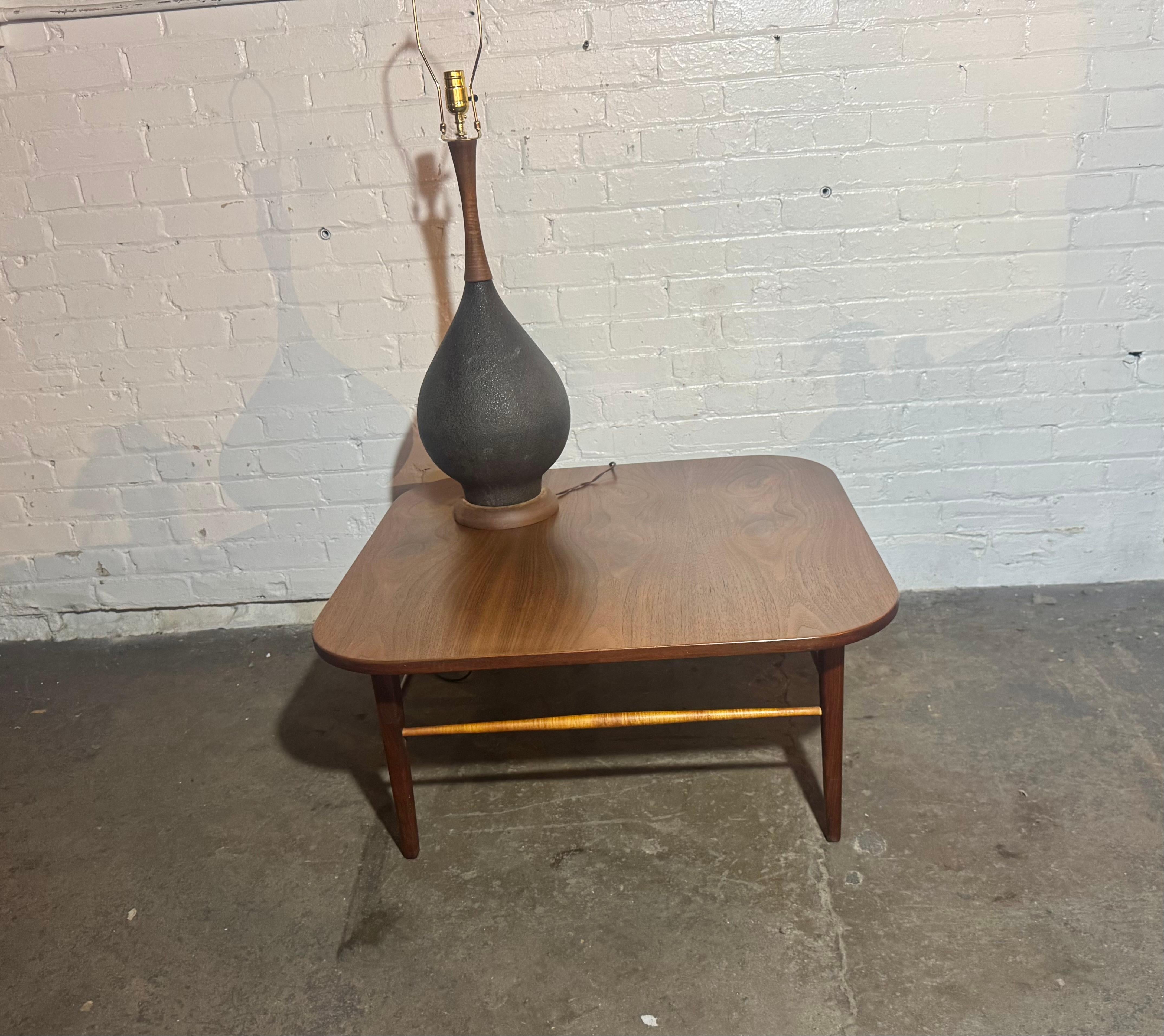 .. Café / cocktail simple, classique, scandinave en noyer figuré  tableau attribué à Grete Jalk / Danemark . Qualité et construction supérieures. 