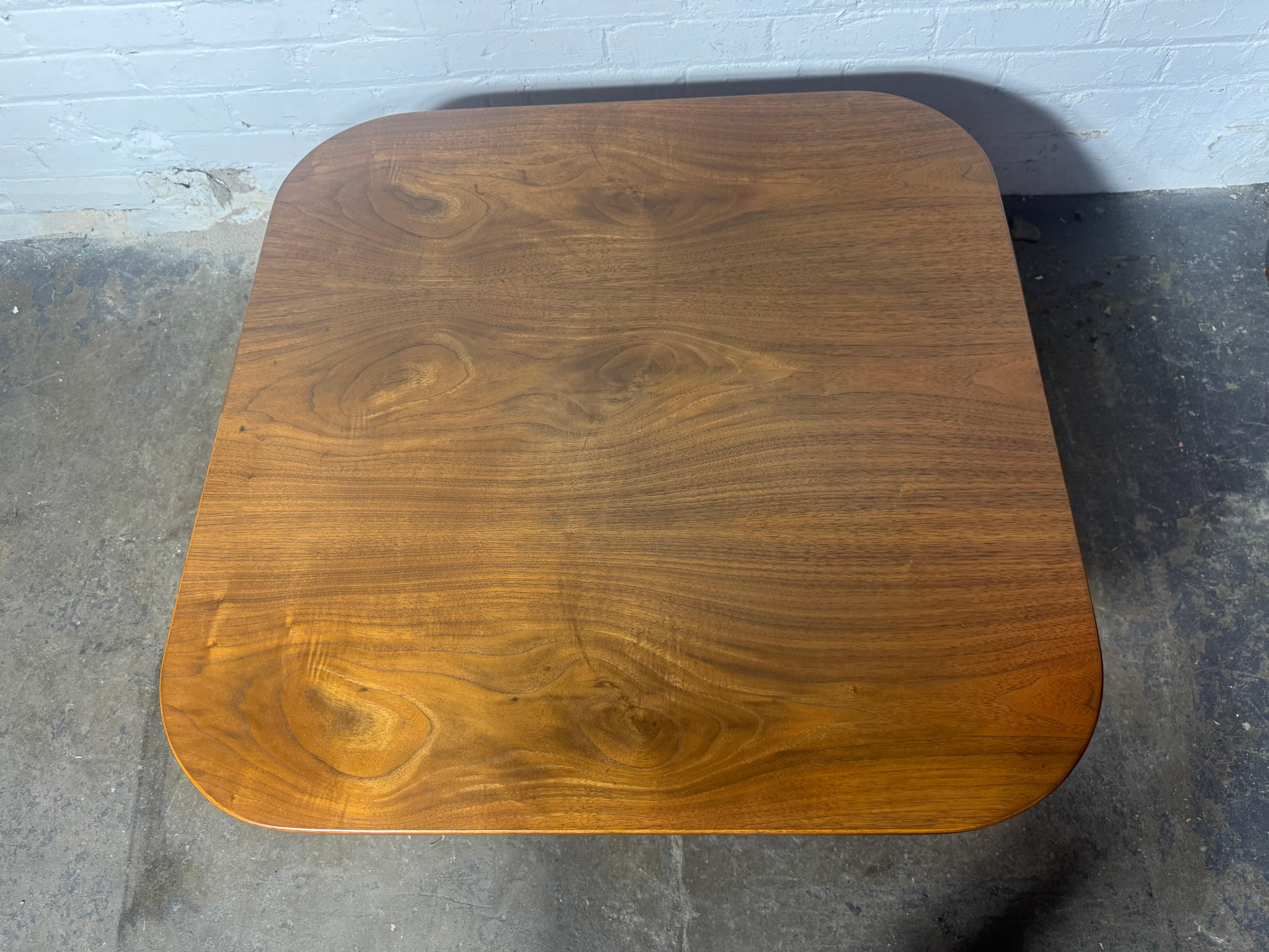 Scandinave moderne Table basse scandinave en noyer, élégante, simple et classique, attribuée à Grete Jalk en vente