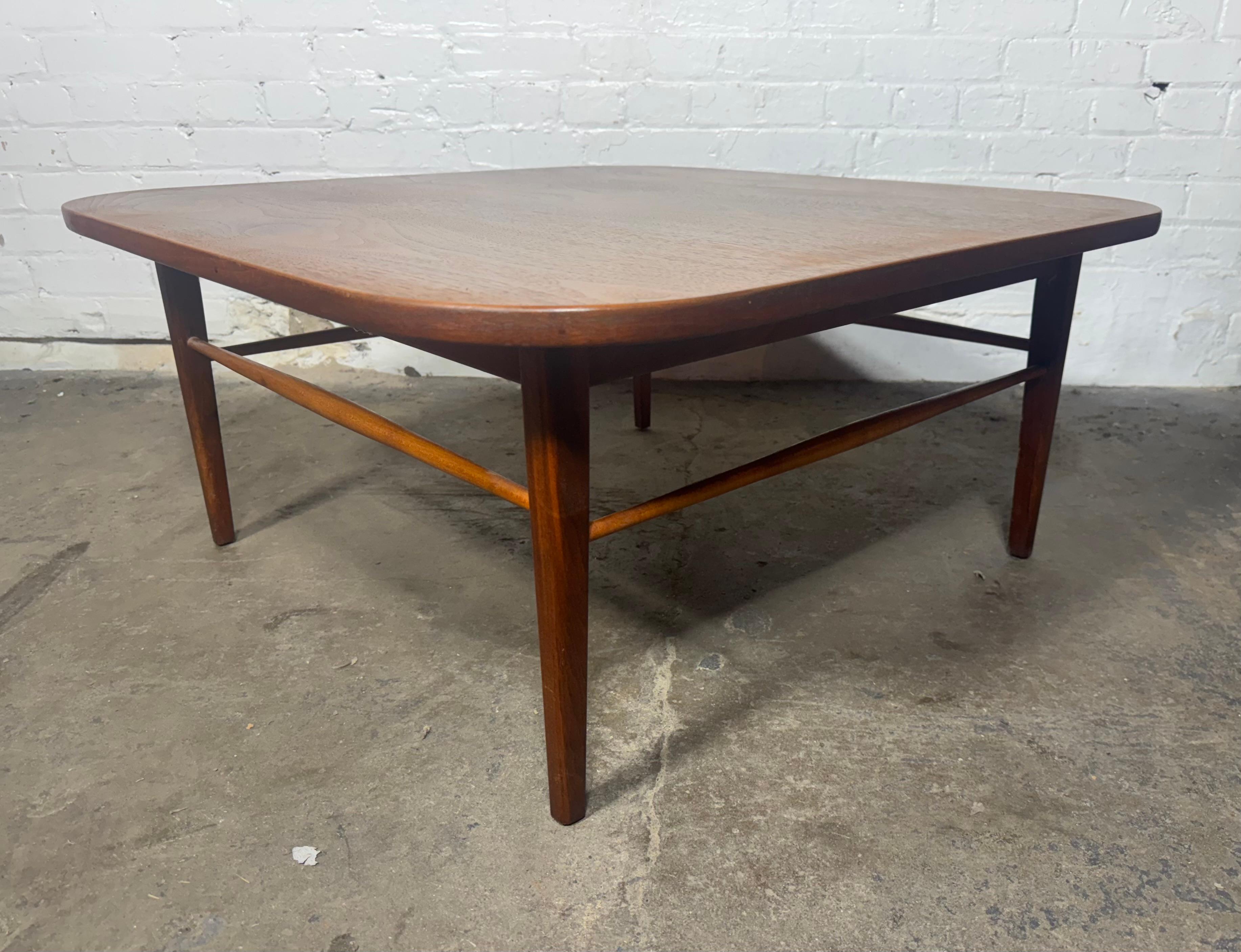 Danois Table basse scandinave en noyer, élégante, simple et classique, attribuée à Grete Jalk en vente