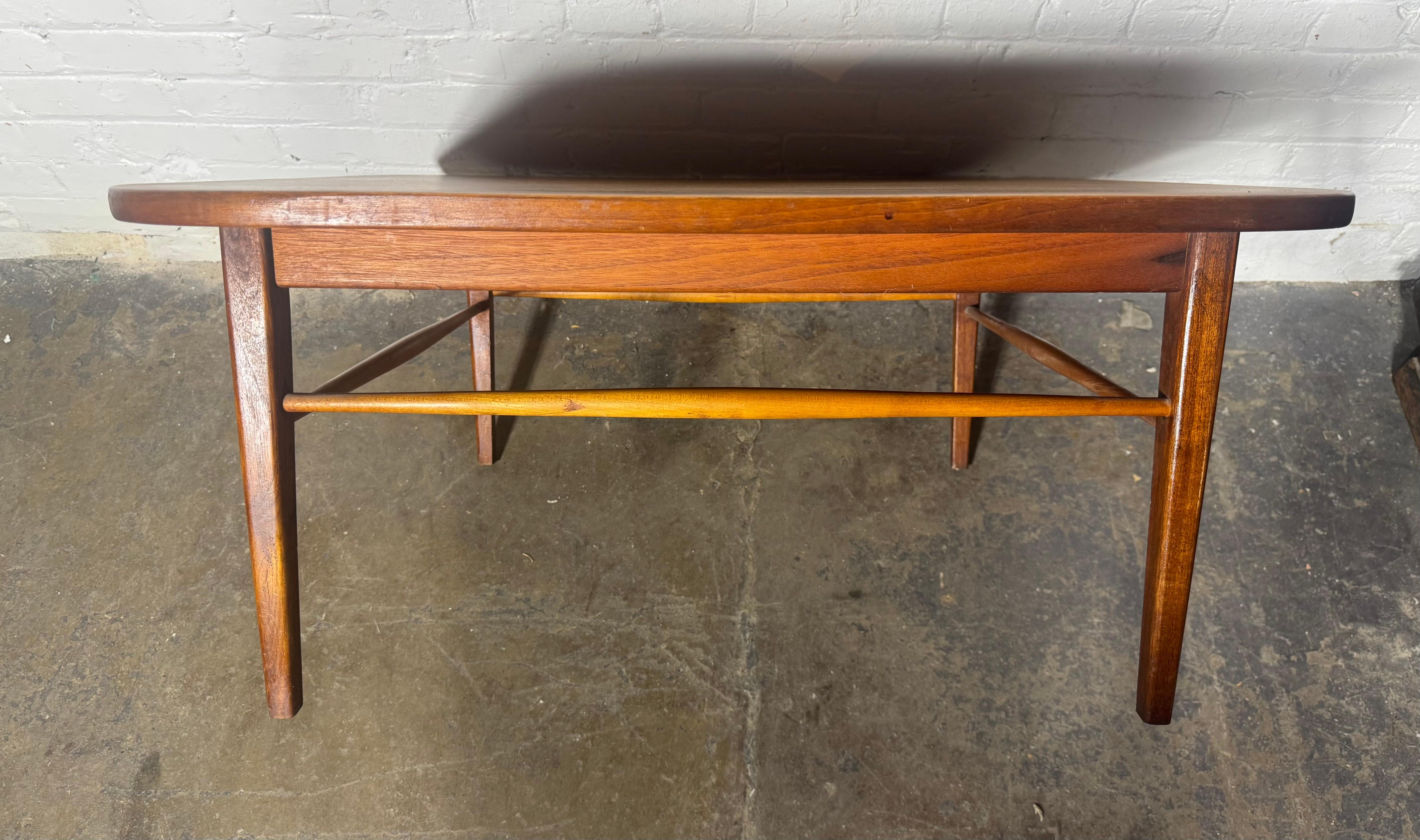 Table basse scandinave en noyer, élégante, simple et classique, attribuée à Grete Jalk Bon état - En vente à Buffalo, NY