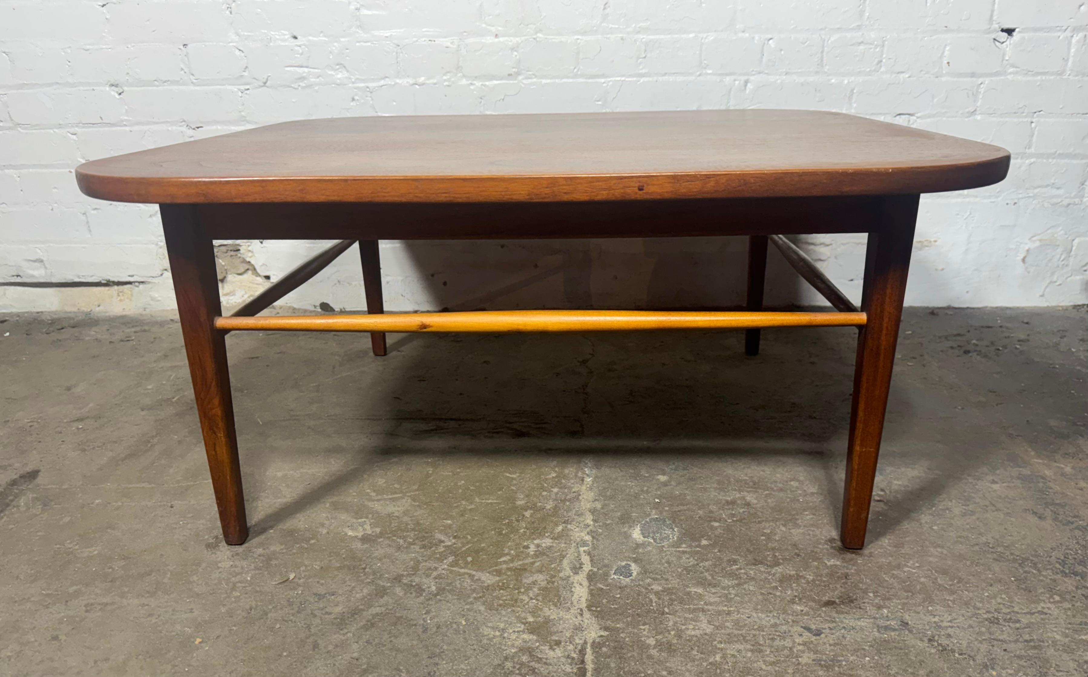 Milieu du XXe siècle Table basse scandinave en noyer, élégante, simple et classique, attribuée à Grete Jalk en vente