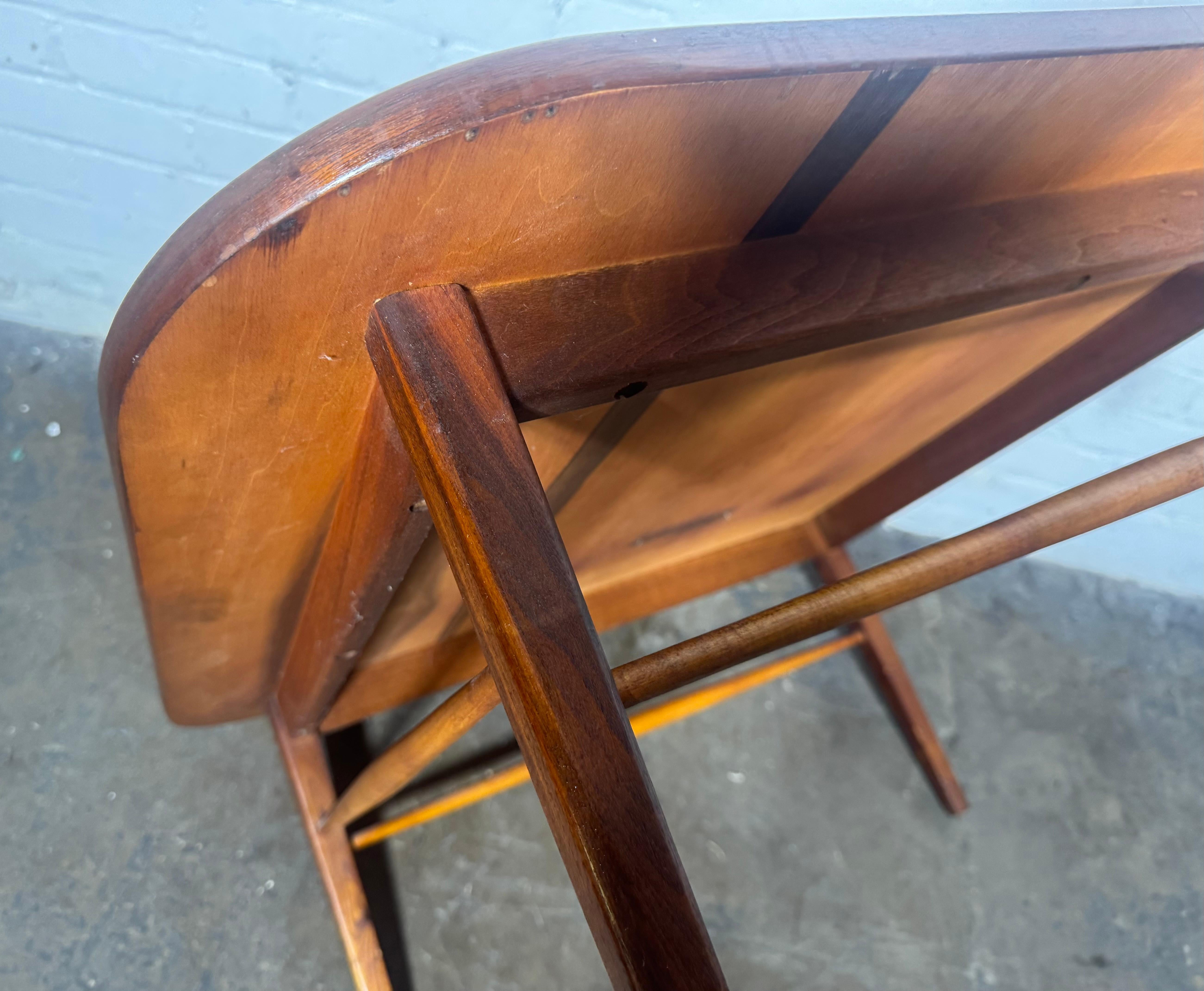 Noyer Table basse scandinave en noyer, élégante, simple et classique, attribuée à Grete Jalk en vente