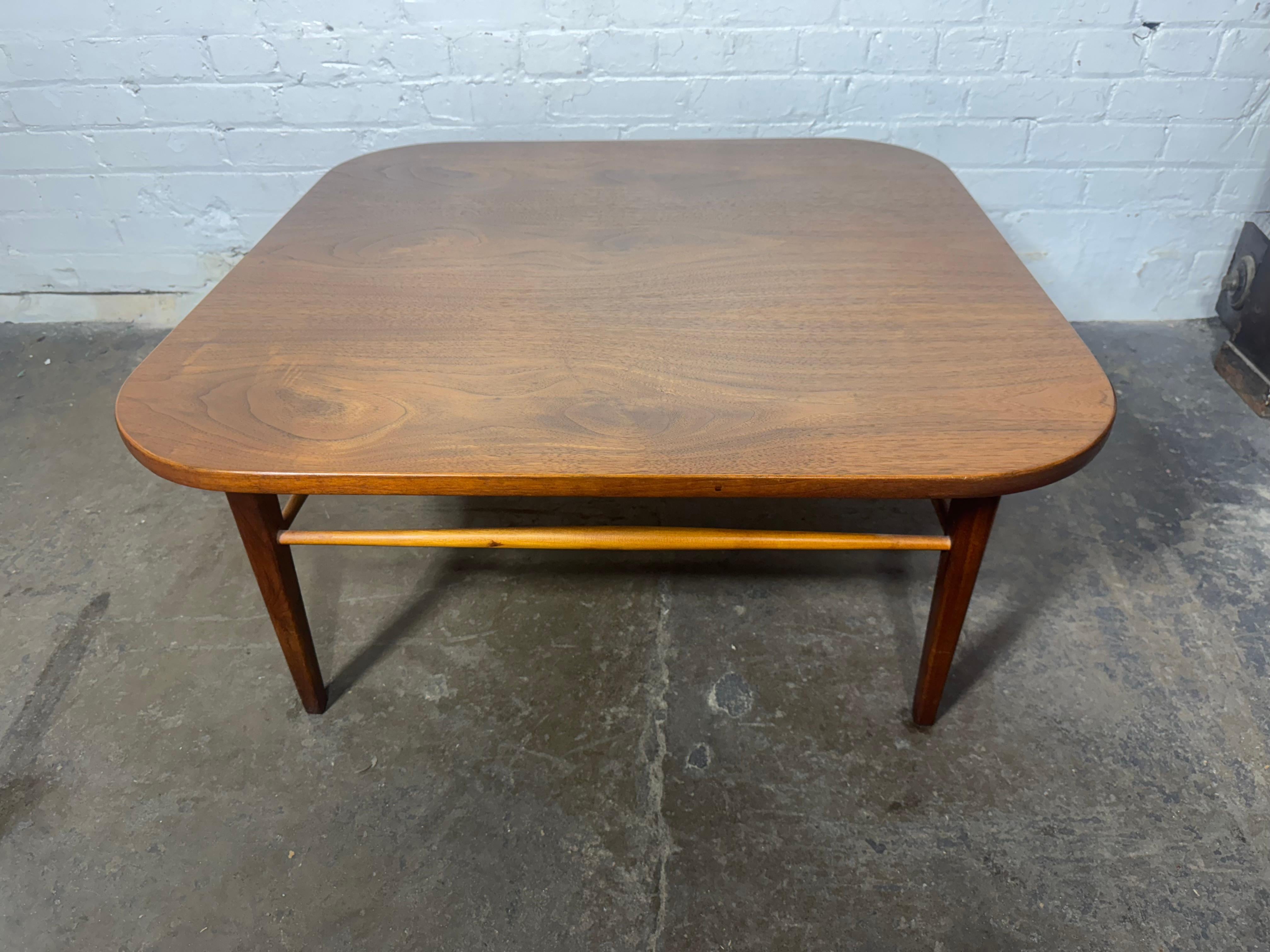 Table basse scandinave en noyer, élégante, simple et classique, attribuée à Grete Jalk en vente 1