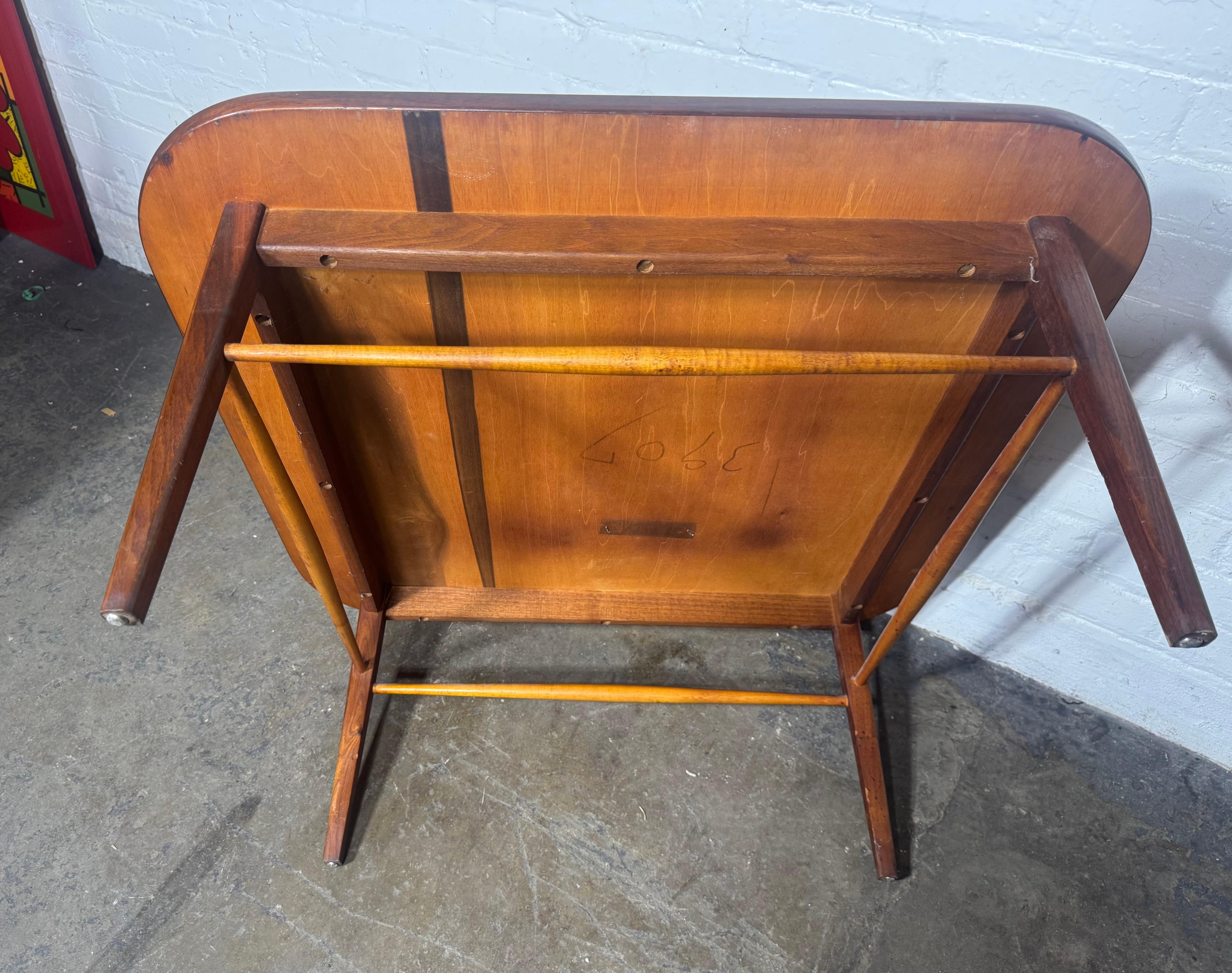 Table basse scandinave en noyer, élégante, simple et classique, attribuée à Grete Jalk en vente 2