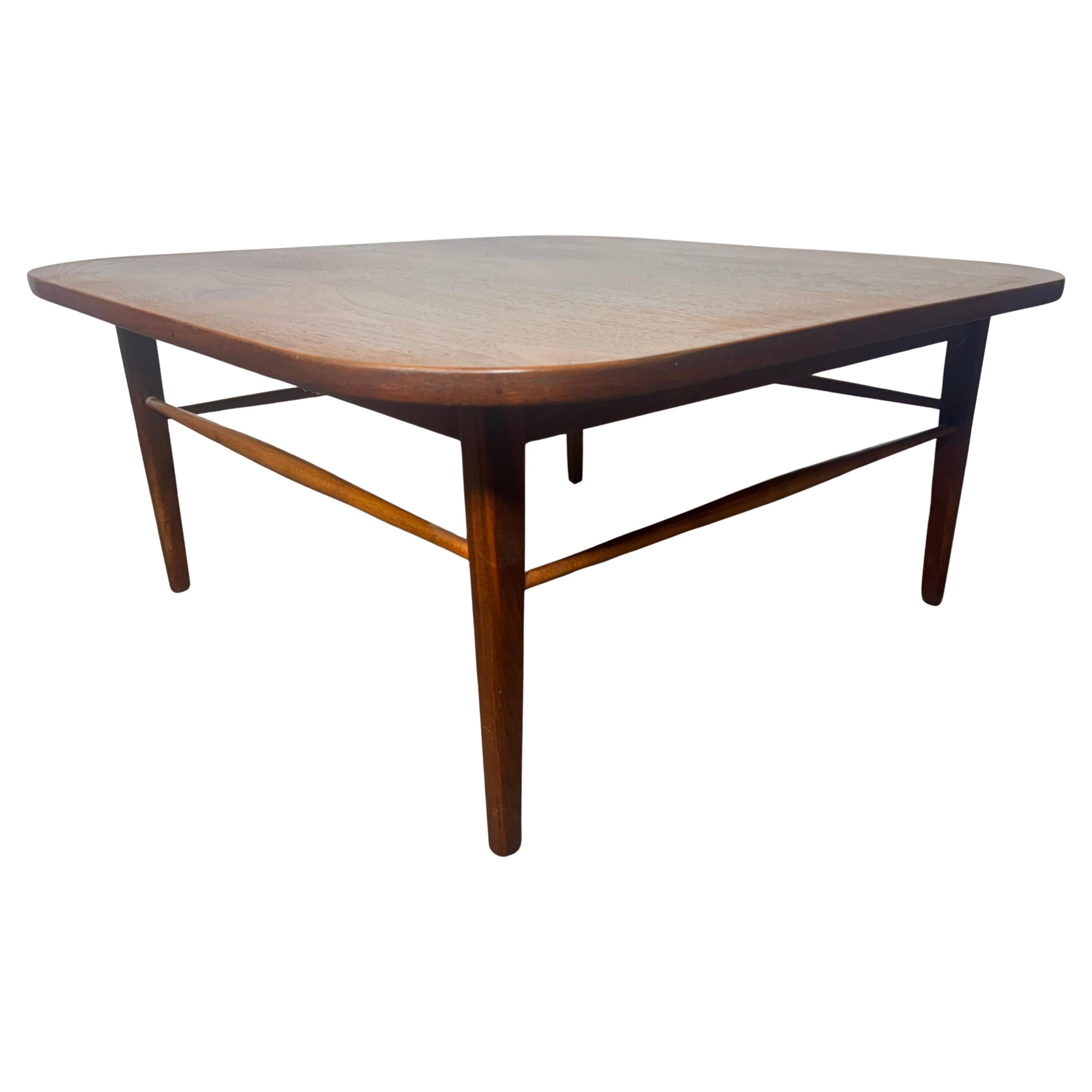 Table basse scandinave en noyer, élégante, simple et classique, attribuée à Grete Jalk en vente