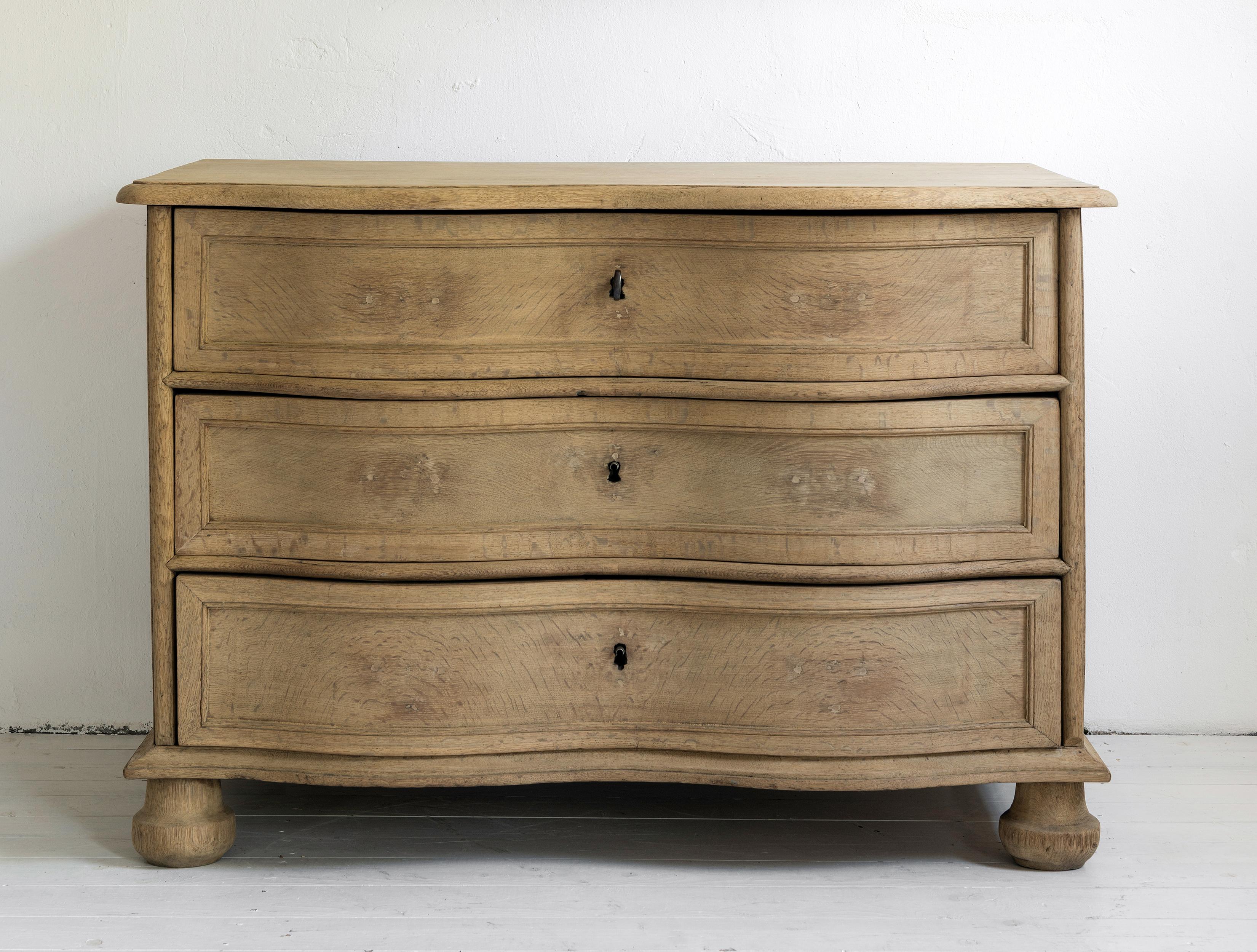 Beautiful simple Swedish, Danish, or Schleswig- Holstein 18th century Baroque commode Galbée in oak. Soft, undulating lines to the front. Stunning, authentic piece, proudly showing marks, repairs and alterations. 
A piece of great elegance and