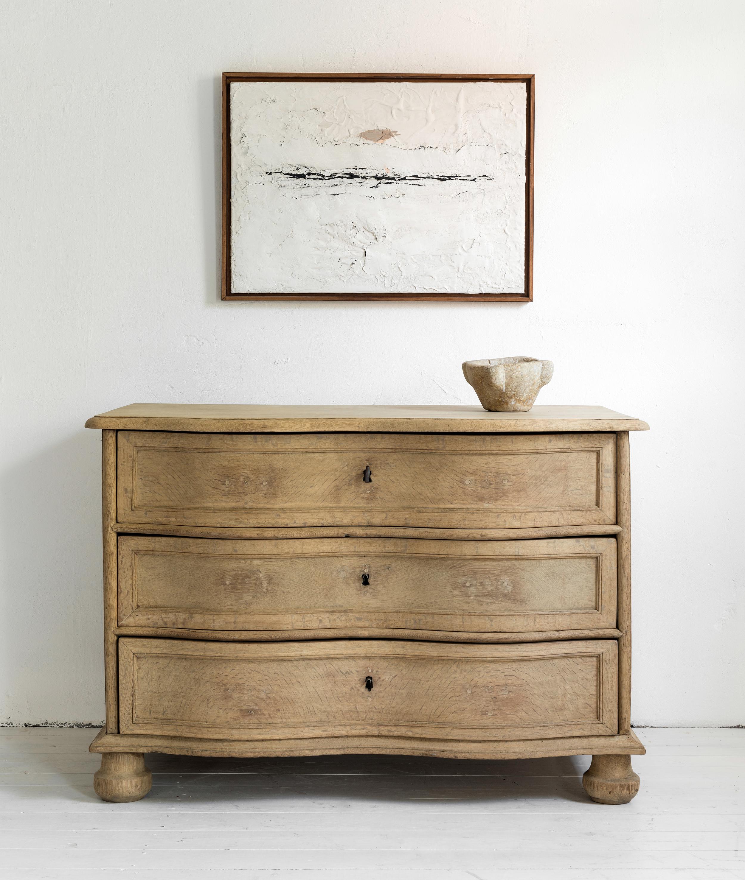 Swedish Elegant Simple Northern 18th Century Baroque Commode Galbée in Bleached Oak