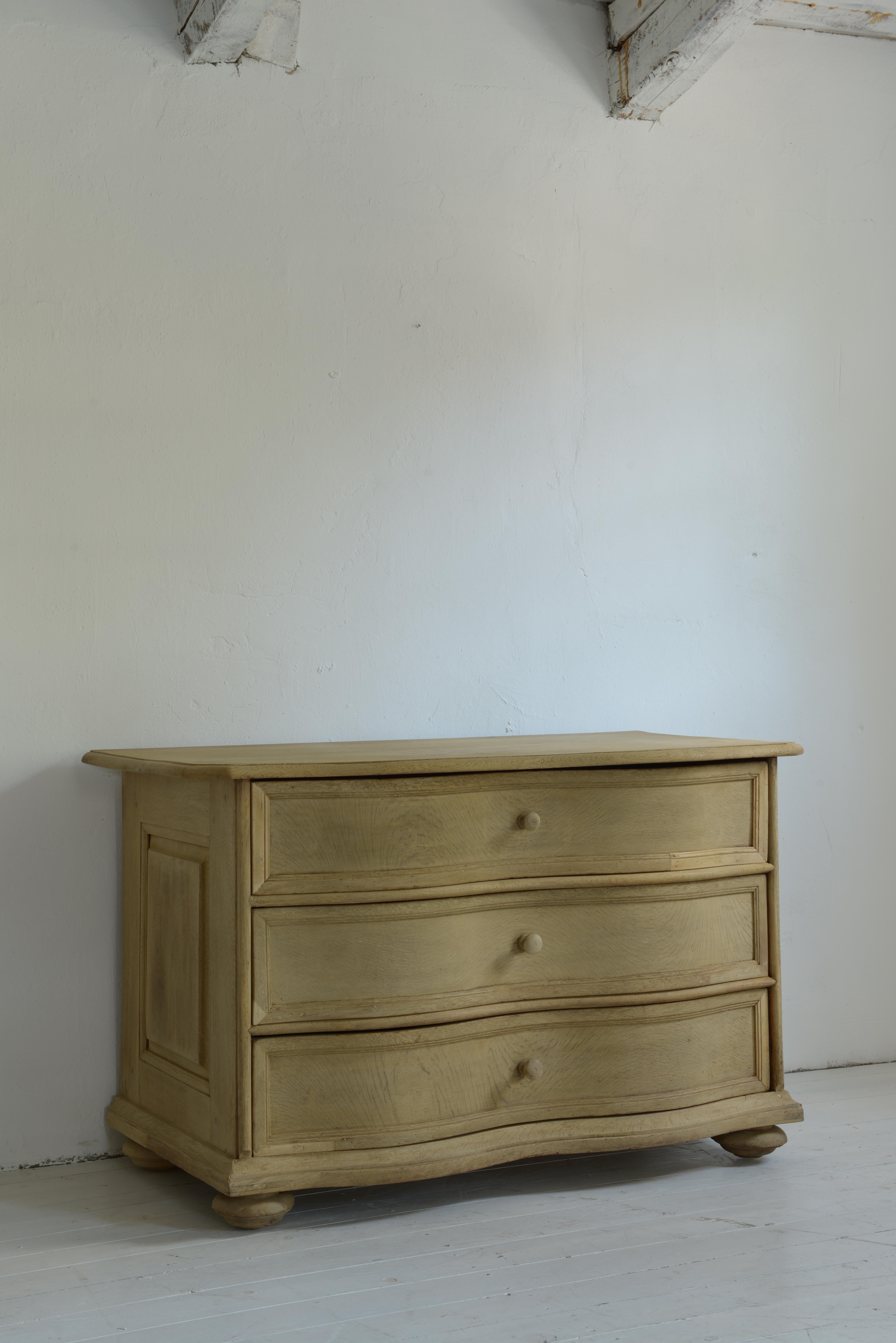Swedish Elegant Simple Northern 18th Century Baroque Commode Galbée in Bleached Oak For Sale