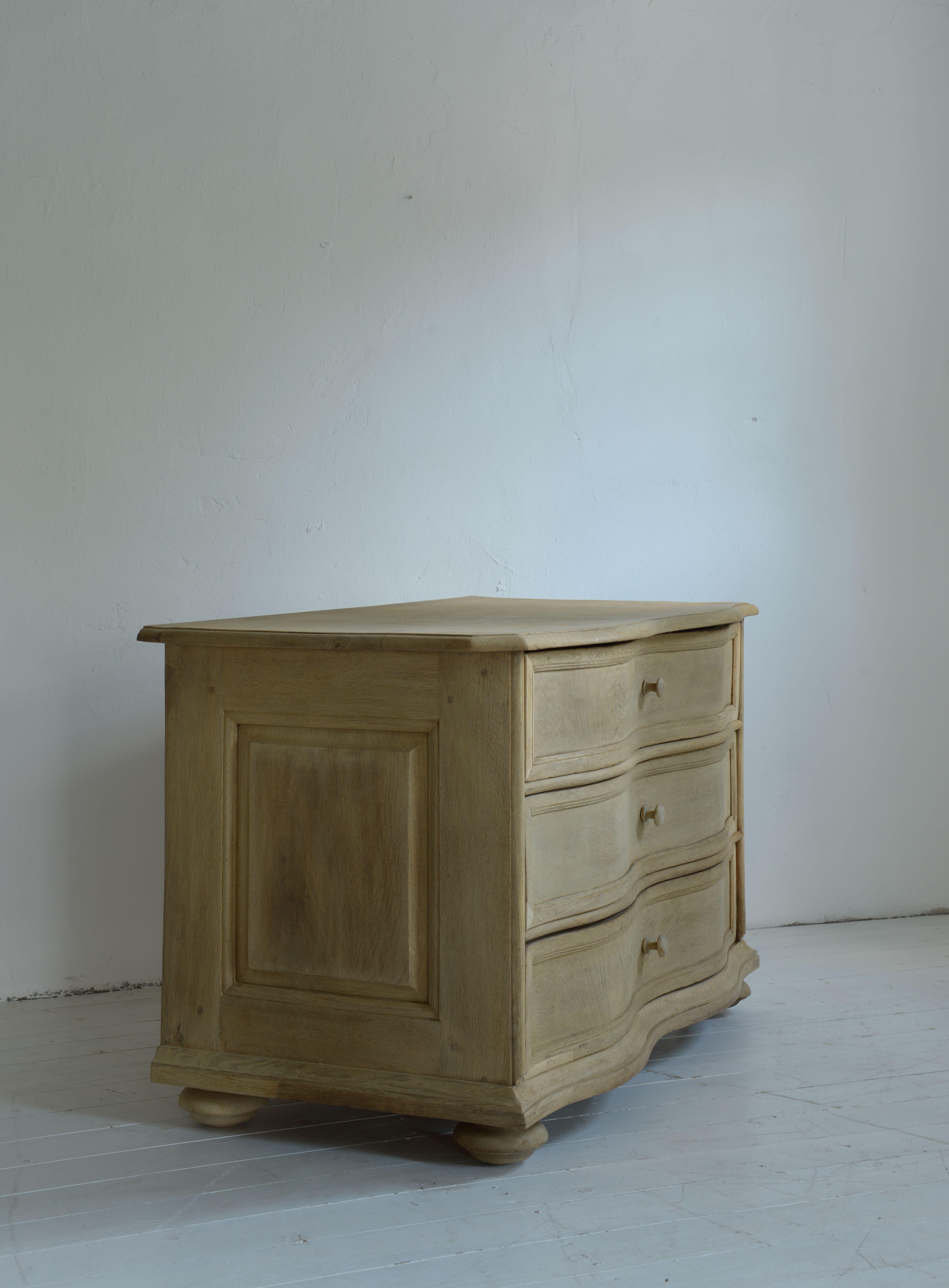 Elegant Simple Northern 18th Century Baroque Commode Galbée in Bleached Oak In Good Condition For Sale In Jesteburg, DE