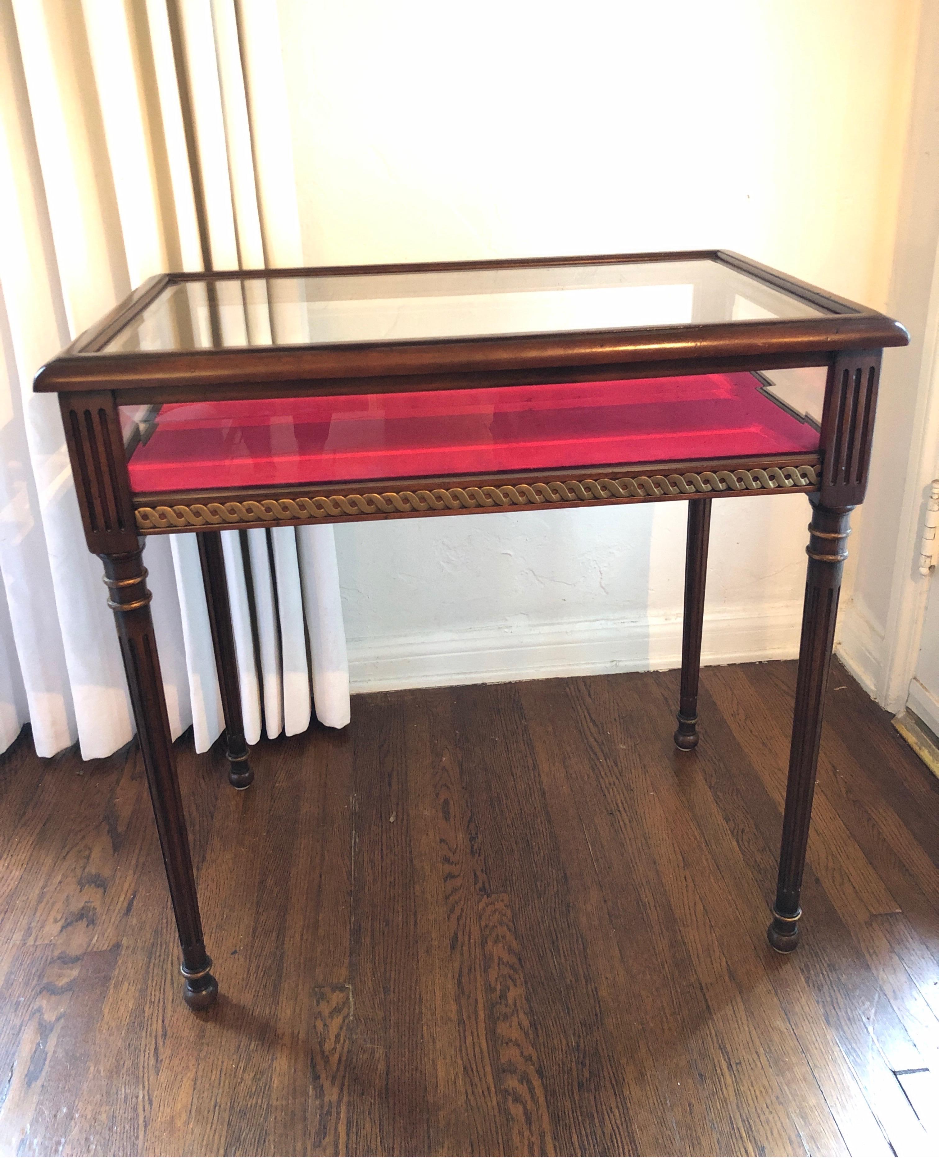 Very beautiful display cabinet stamped Althorp by Theodore Alexander Mark. See pics.
Table has glass top and sides. Unique brass details along the sides and gilt gold on the legs.
Table top lifts on brass hinges to display precious item(s) that