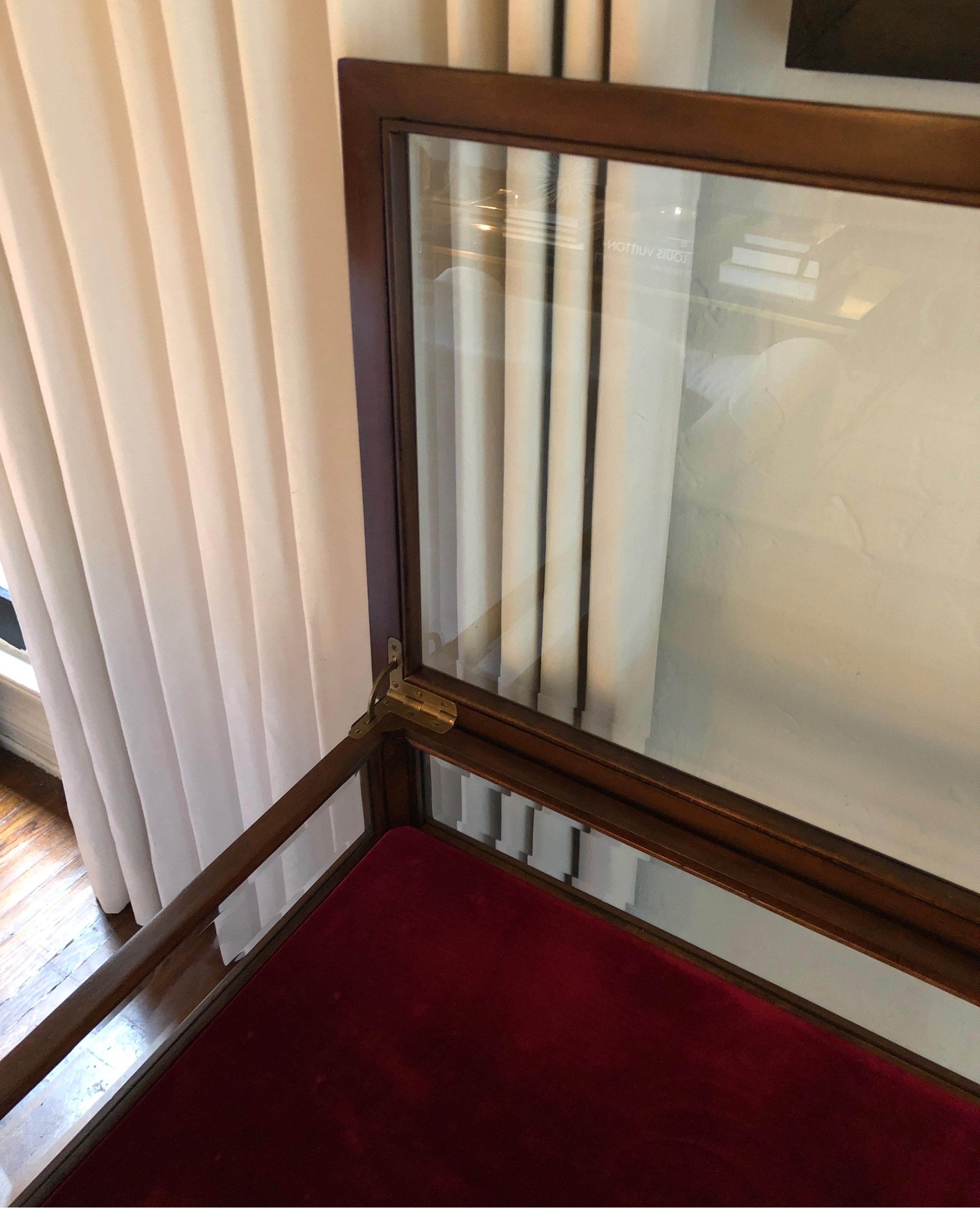 Elegant Signed Althorp by Theodore Alexander Display Case Table In Good Condition In Los Angeles, CA