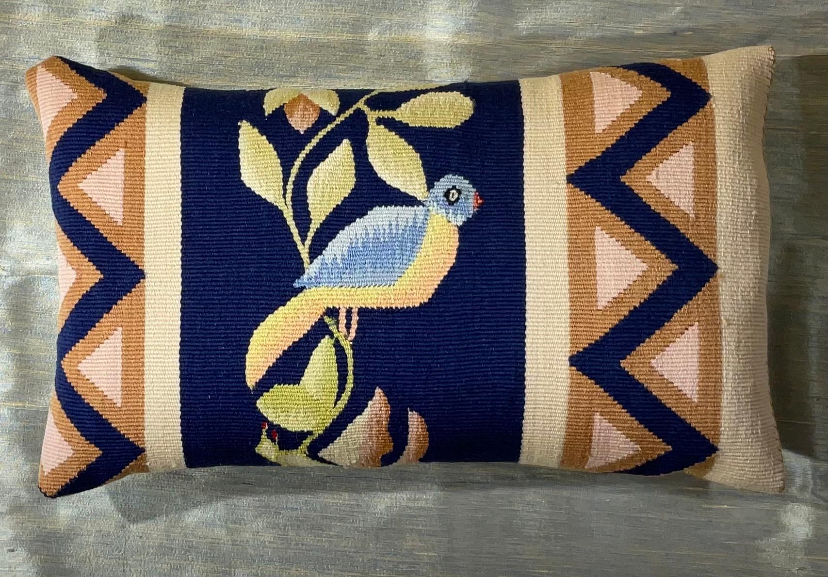 Bellissimo cuscino realizzato in tessuto di arazzo europeo di qualità, intrecciato a mano.  motivi geometrici e floreali con un simpatico uccello sul davanti.
Supporto in seta e inserto fresco.
Eccezionale pezzo decorativo per qualsiasi stanza.